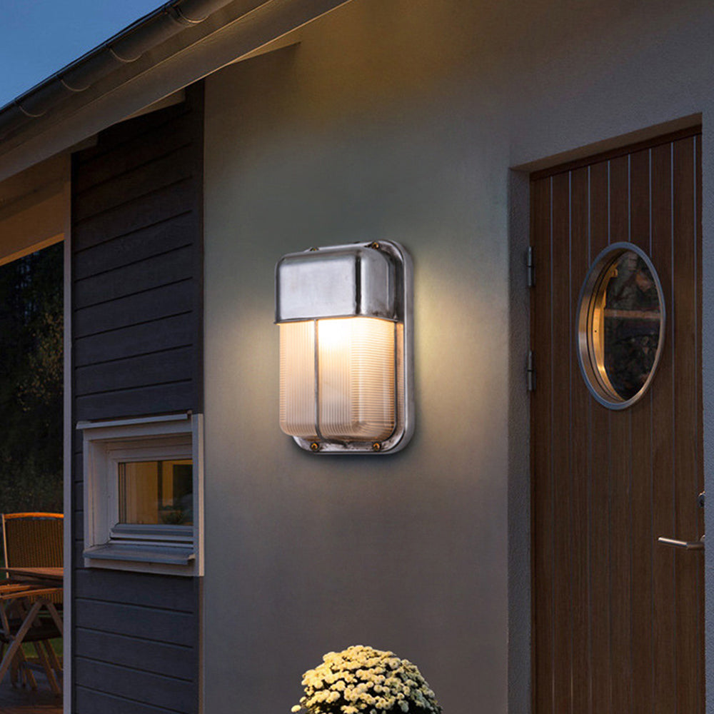 Wyre Geometrische moderne Wandleuchte aus Metall und Glas