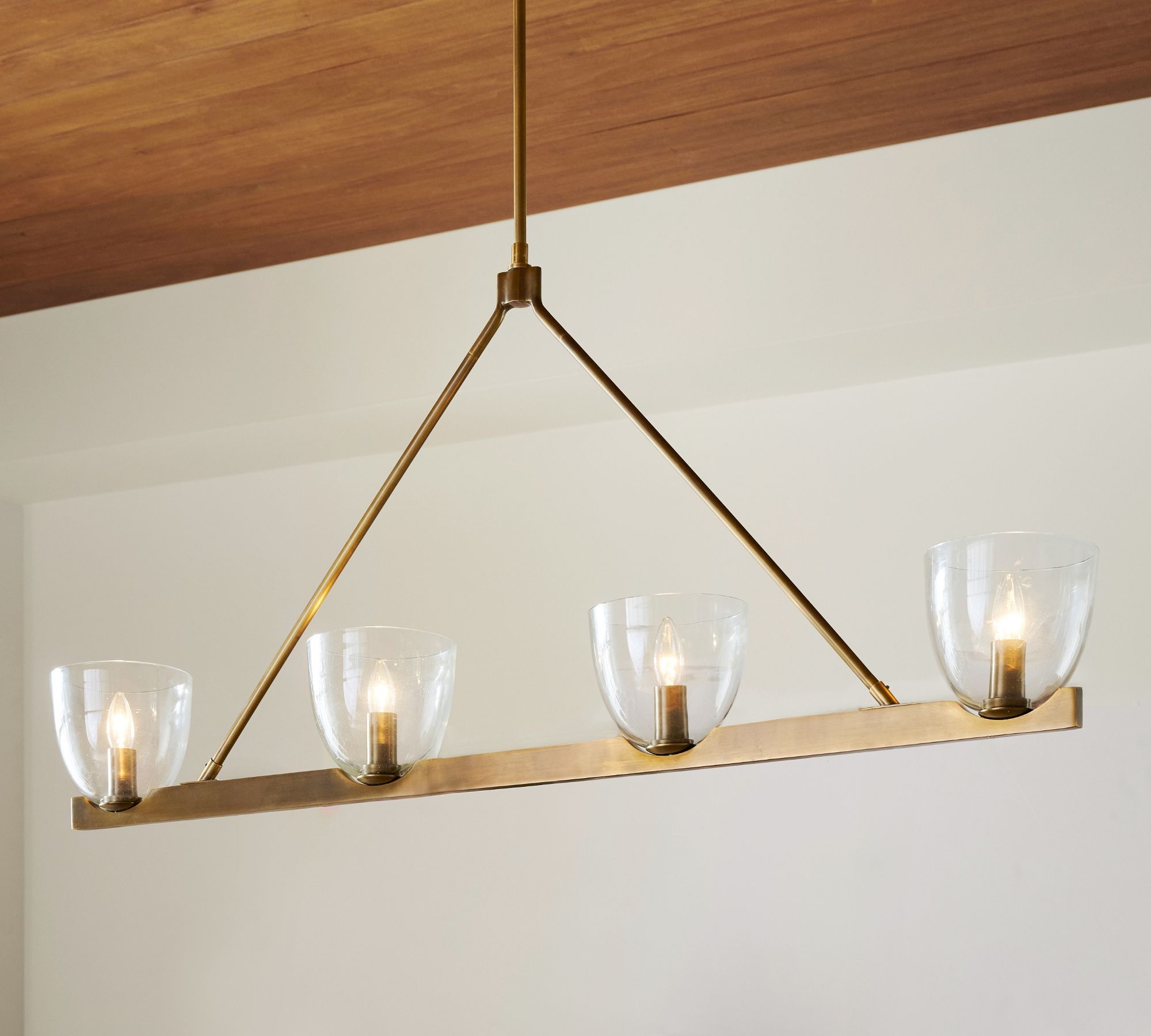 Auria Kronleuchter mit mundgeblasenem Glas und Messingdesign