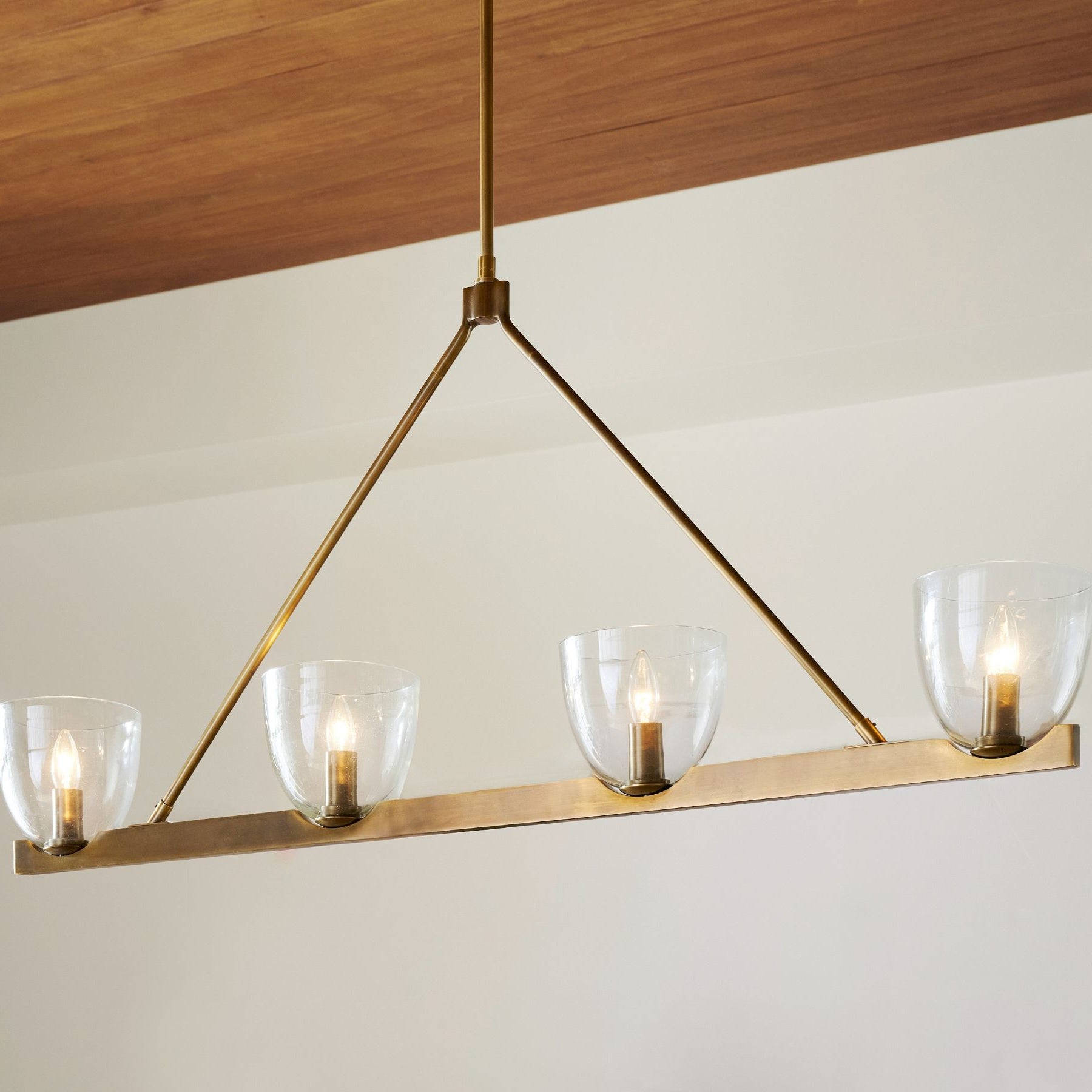 Auria Kronleuchter mit mundgeblasenem Glas und Messingdesign