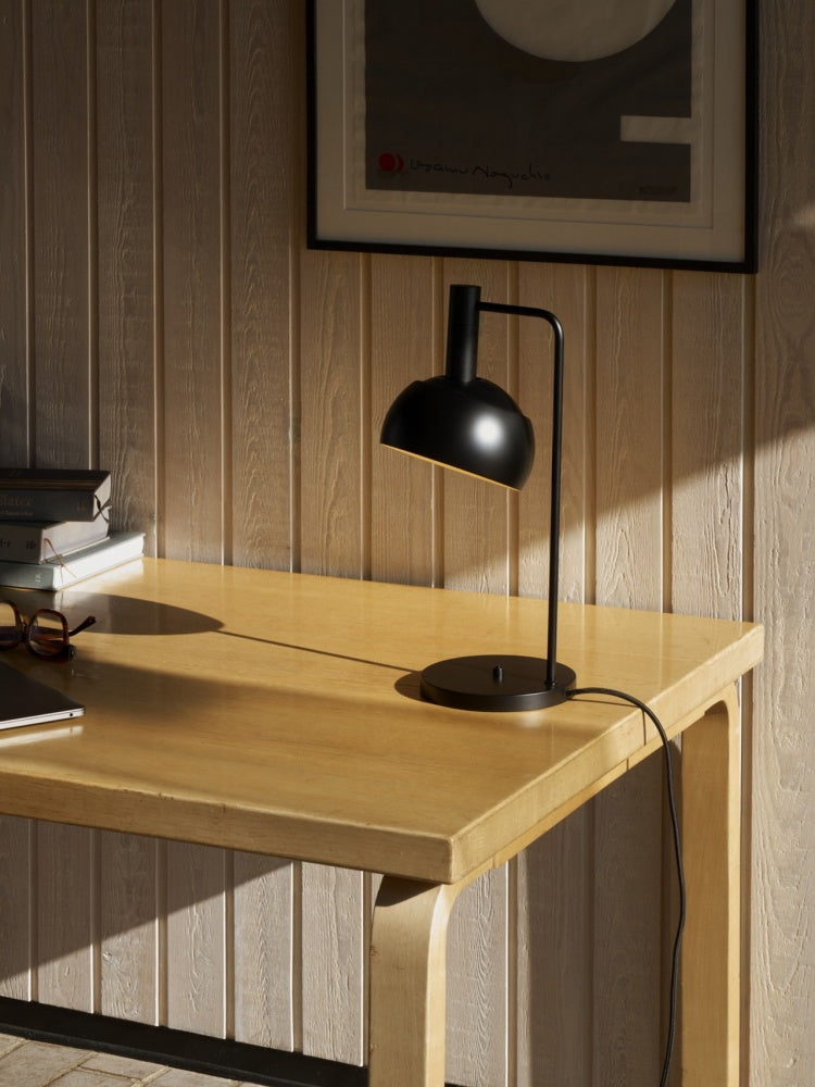 FJ Tischlampe in weißer Ausführung