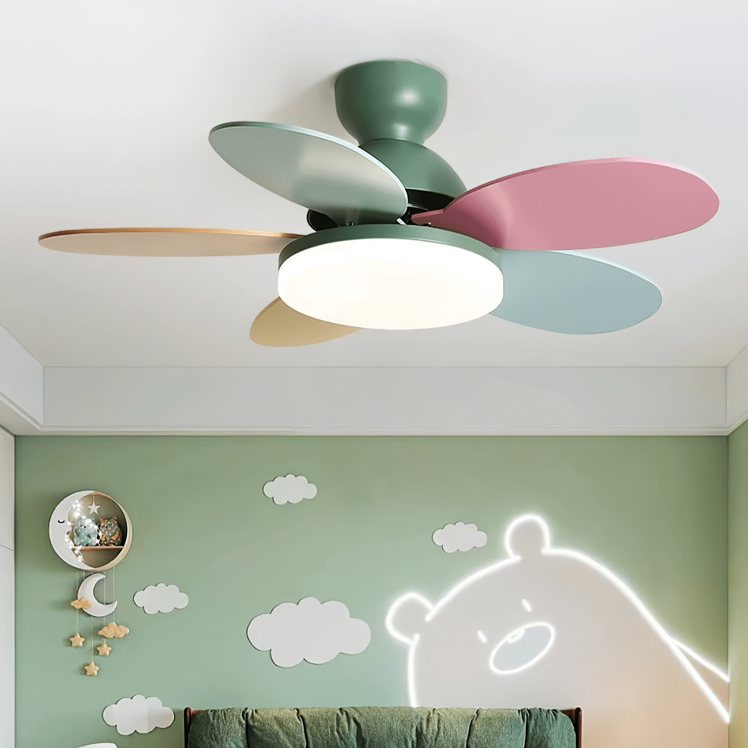 Liora Bunter Glas-Deckenventilator mit Beleuchtung, Gesamtansicht in einem modernen Raum