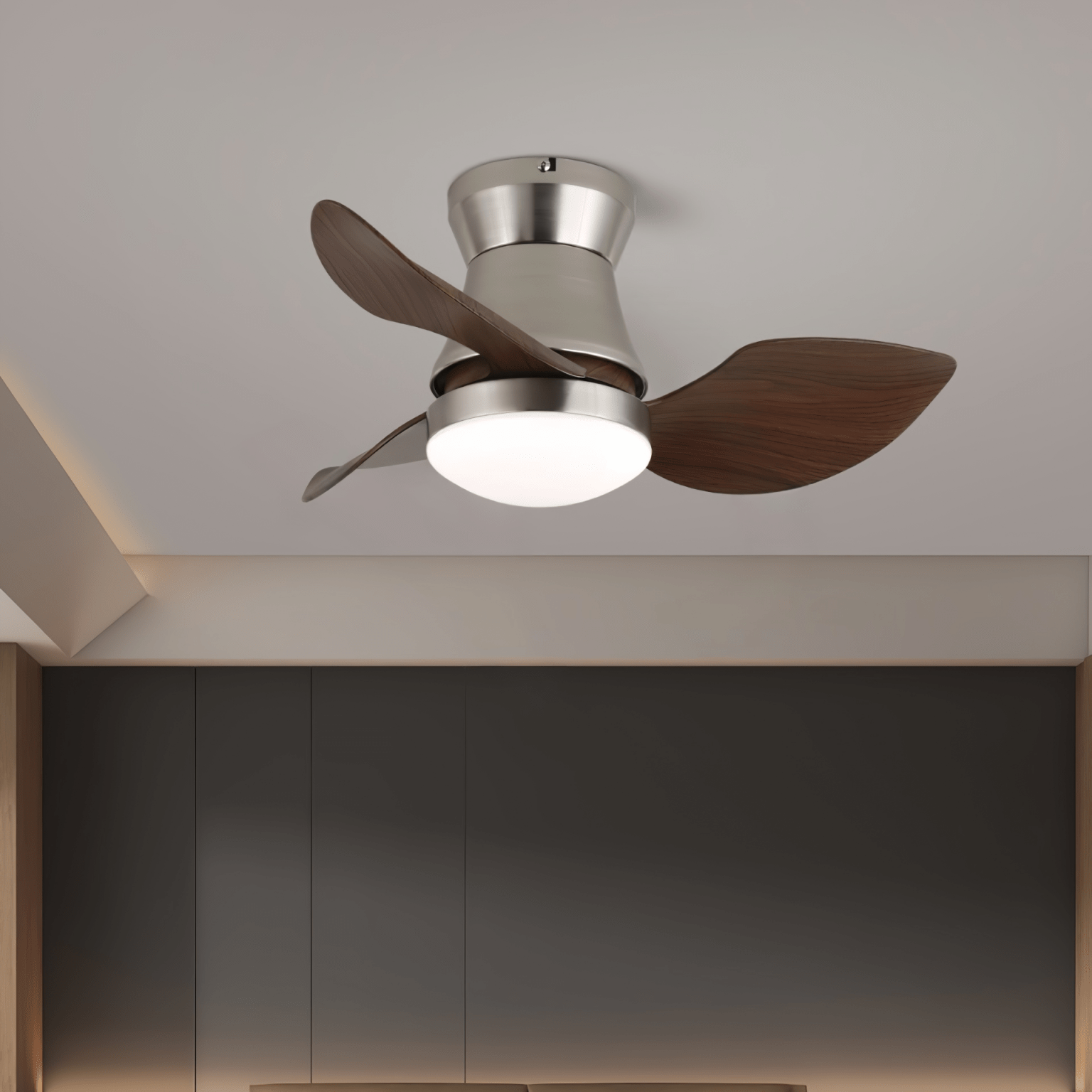 Lifestyle-Bild des Airlume Deckenventilators mit Licht, der modernes Dekor ergänzt.