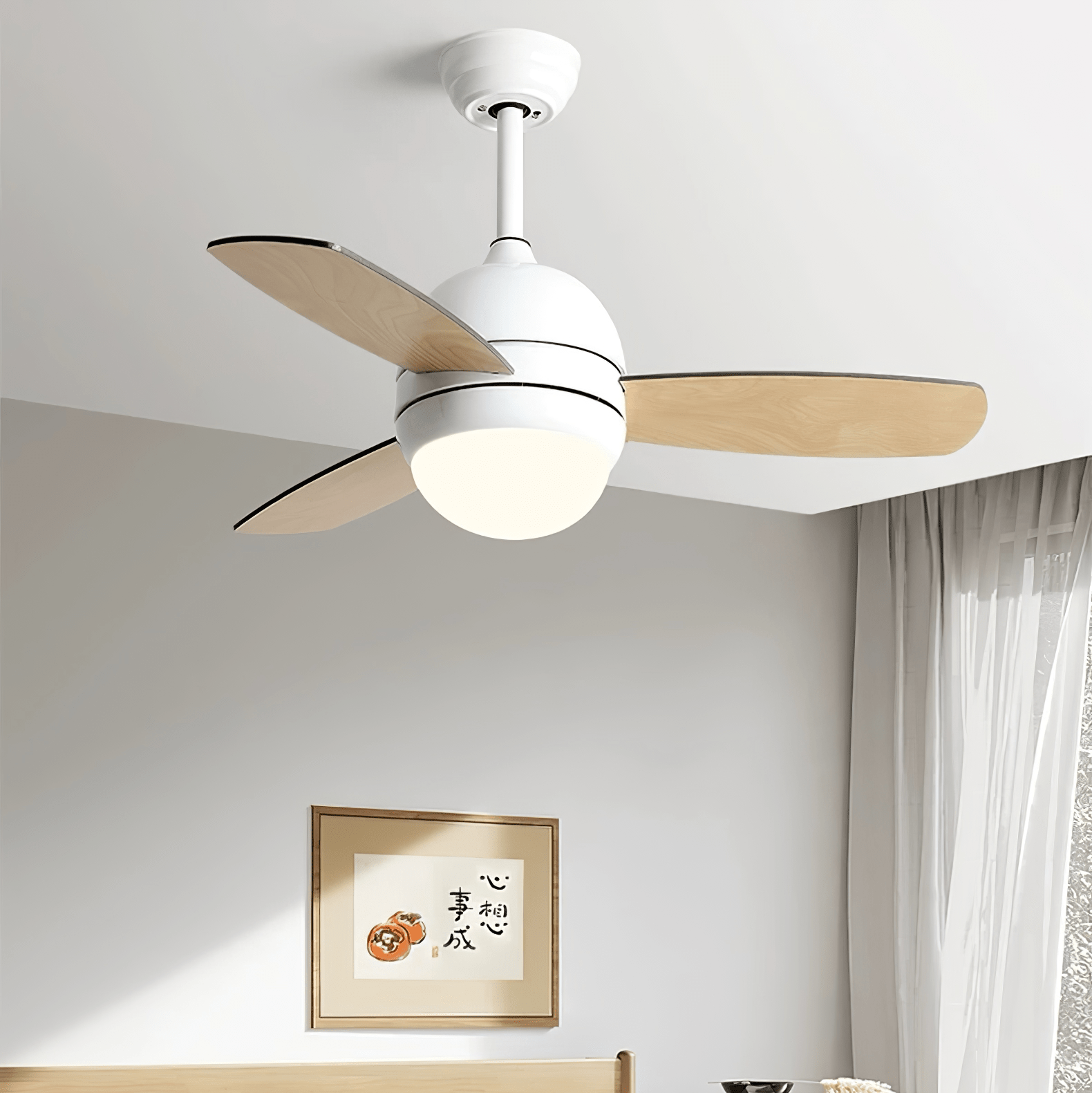 Nahaufnahme der Vevo Deckenventilatorleuchte mit weißen Holzflügeln und LED-Kern.