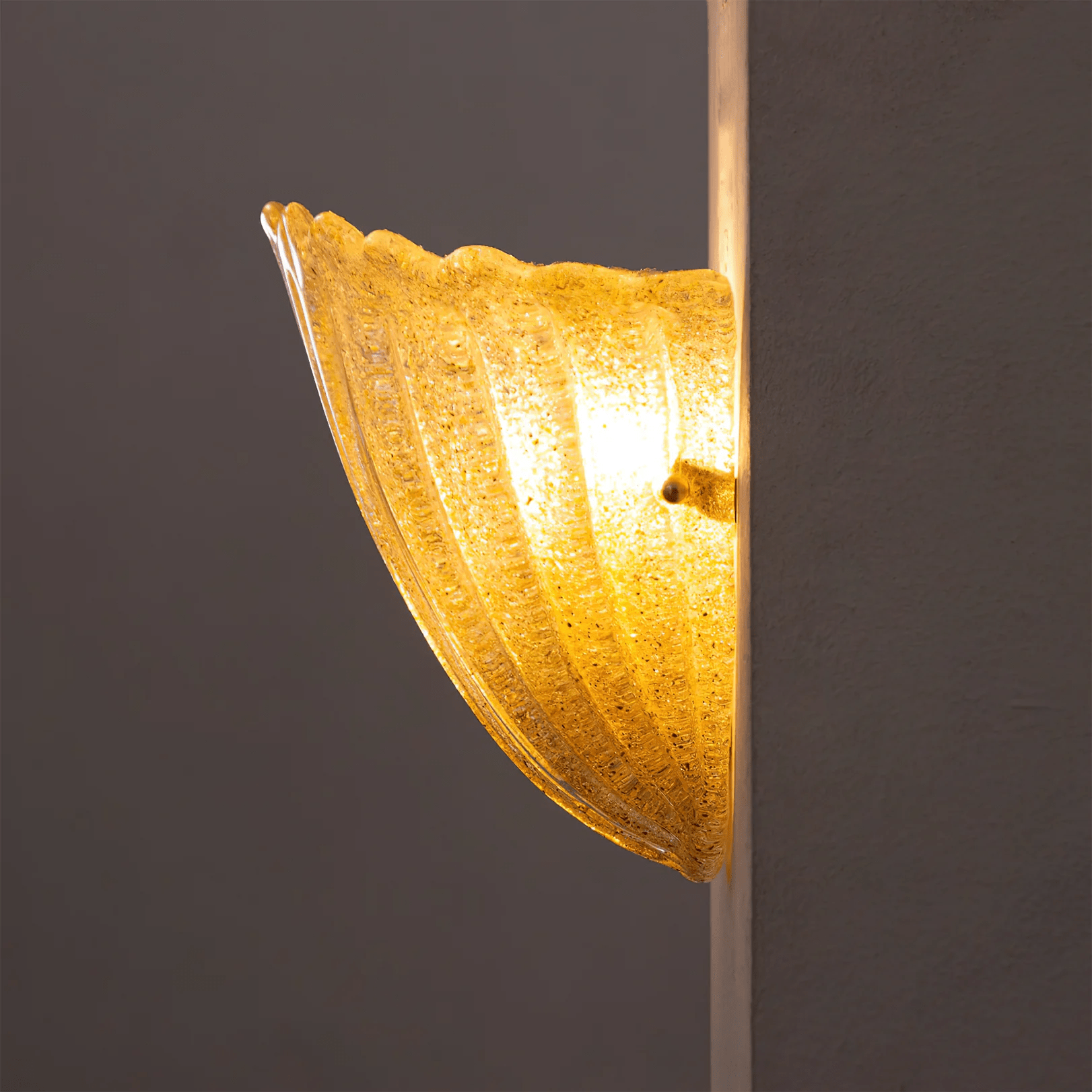 Aurora Wall Lamp Scallop Edge Textured Glass Elegant - Neutralighting
