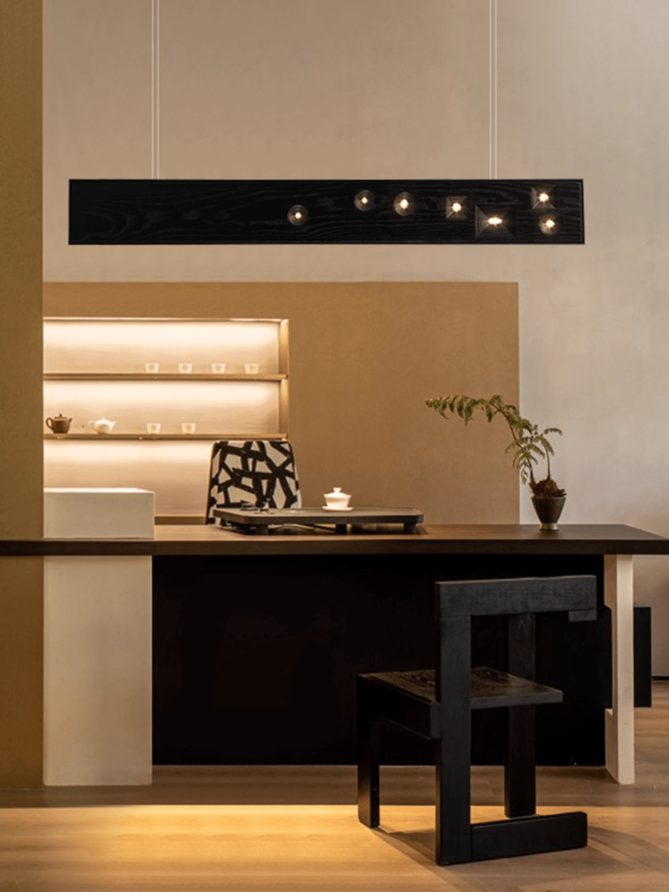 Lustra Lineare Pendelleuchte aus Holz mit Edelsteinen-Letslighting