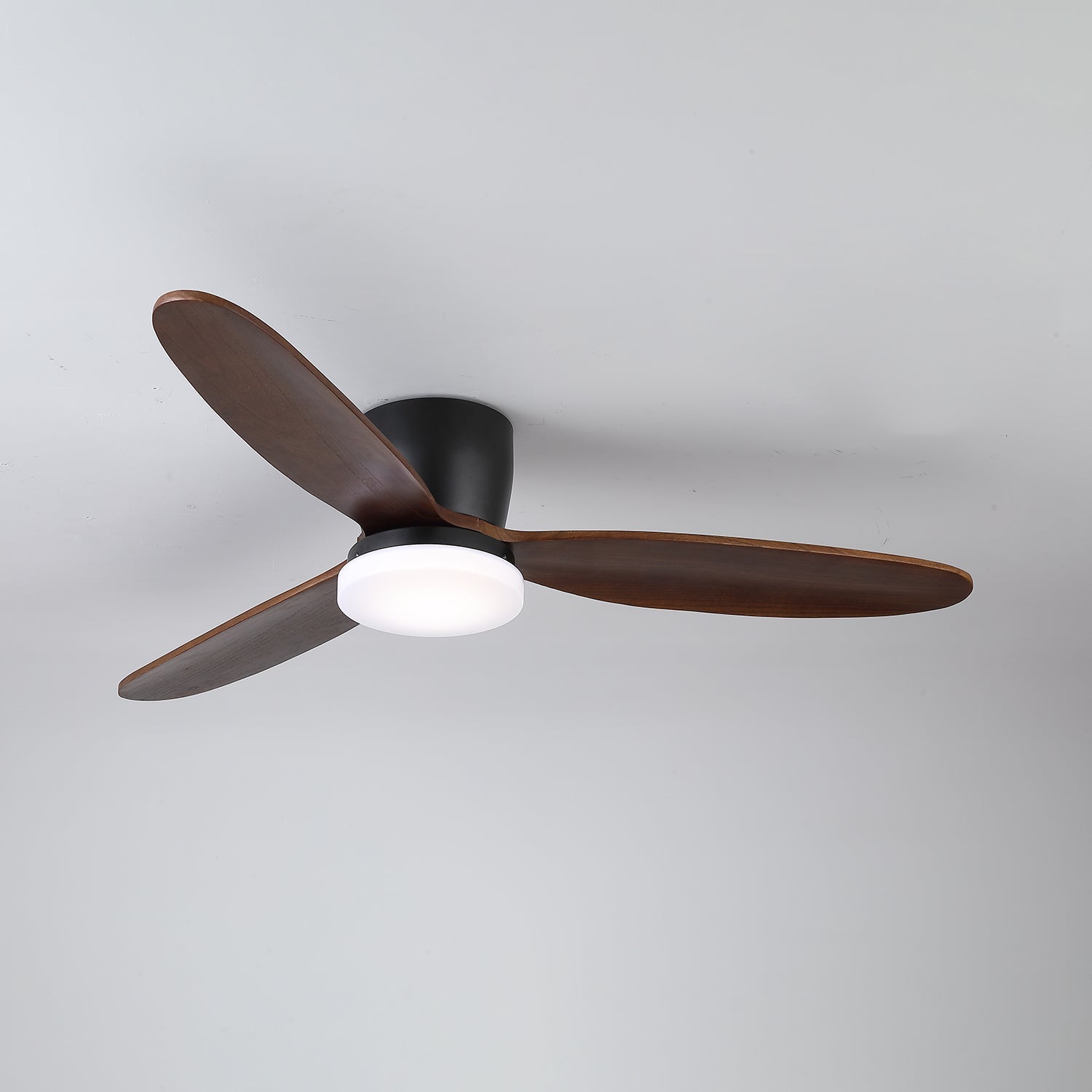 Athyrs Deckenventilator mit Beleuchtung, der seinen Metallrahmen hervorhebt