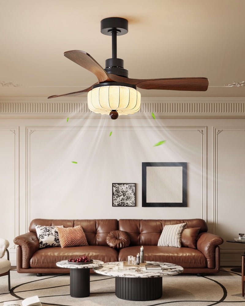 Nahaufnahme des Stoffschirms des Svelk Vintage Deckenventilators mit Beleuchtung
