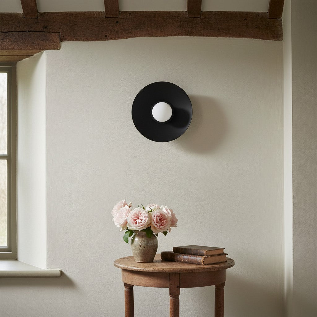 Radiro Globe Wandleuchte aus Messing und Schwarz, minimalistisch