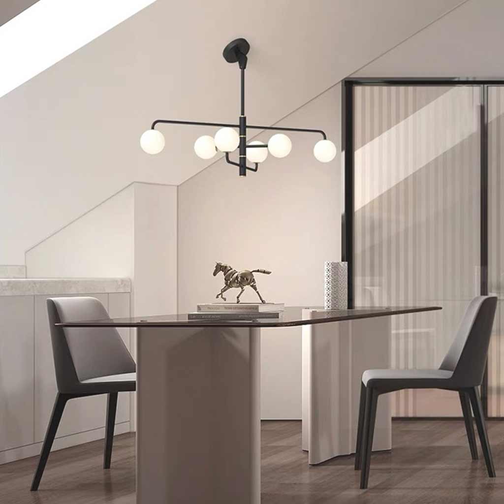 Nahaufnahme einer Glaskugel des linearen Kronleuchters