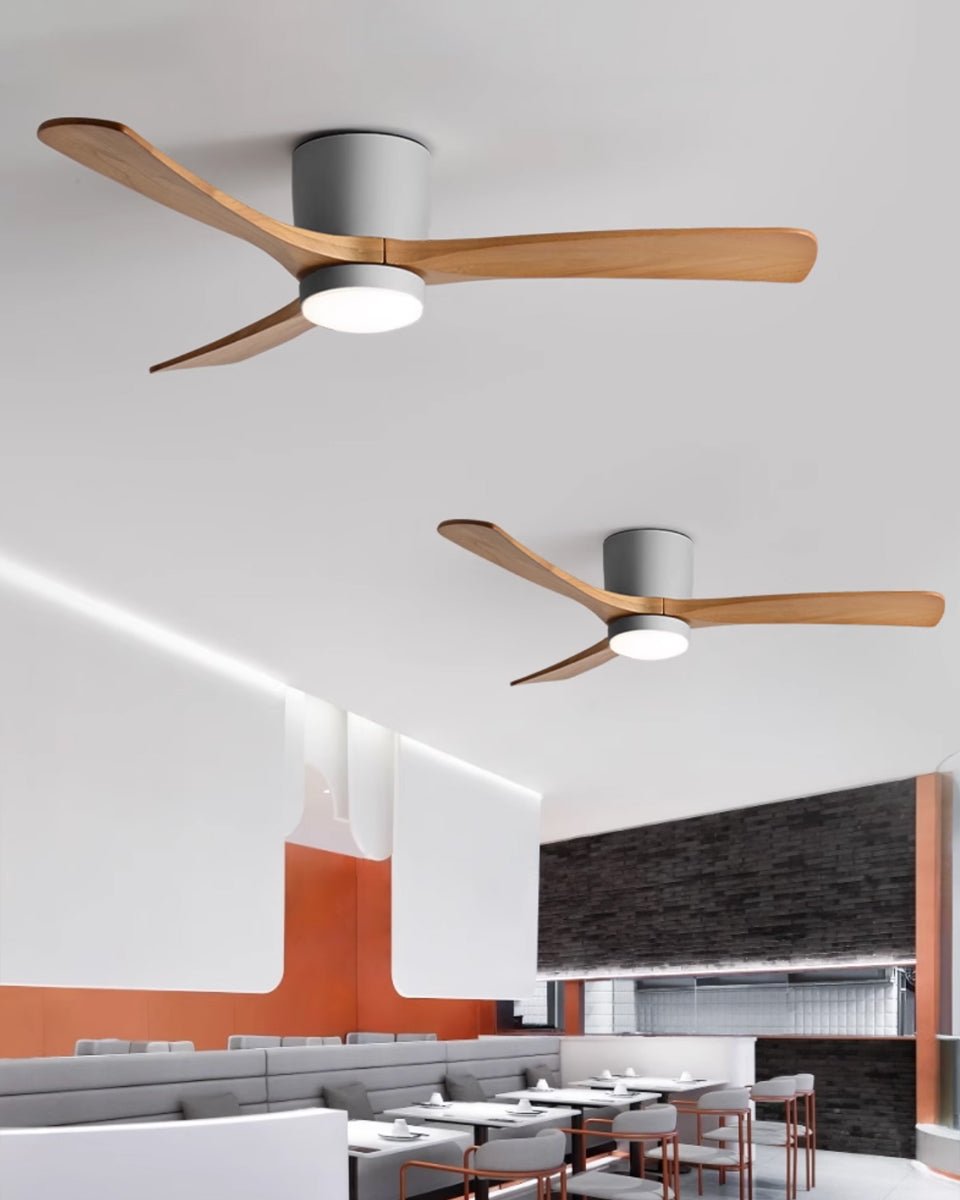 Ezra Nordische Deckenventilatorleuchte, Nahaufnahme von LED-Licht und Holzflügeln