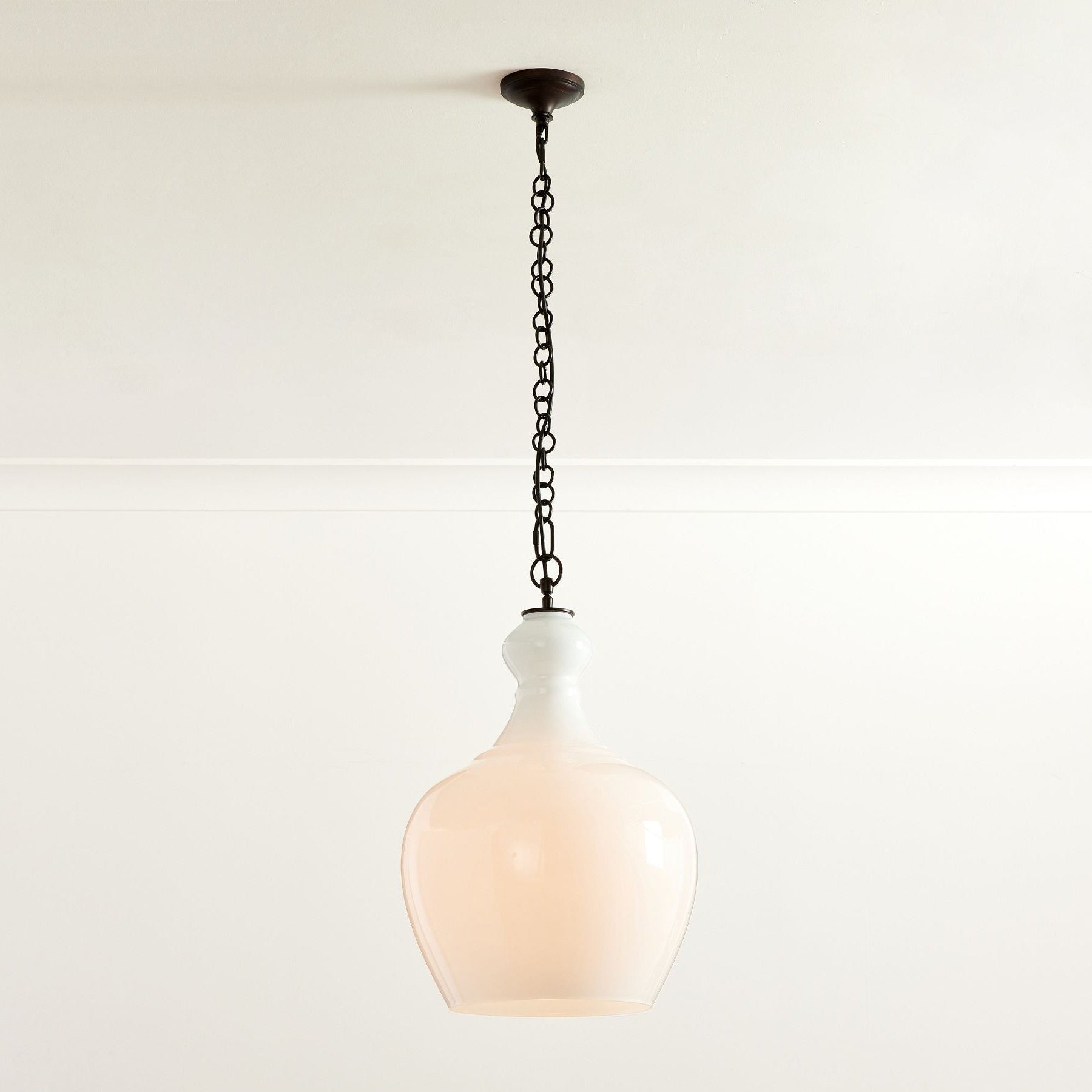 Lawson Glas-Pendelleuchte – Recyceltes und Milchglas mit Bronze-Akzent