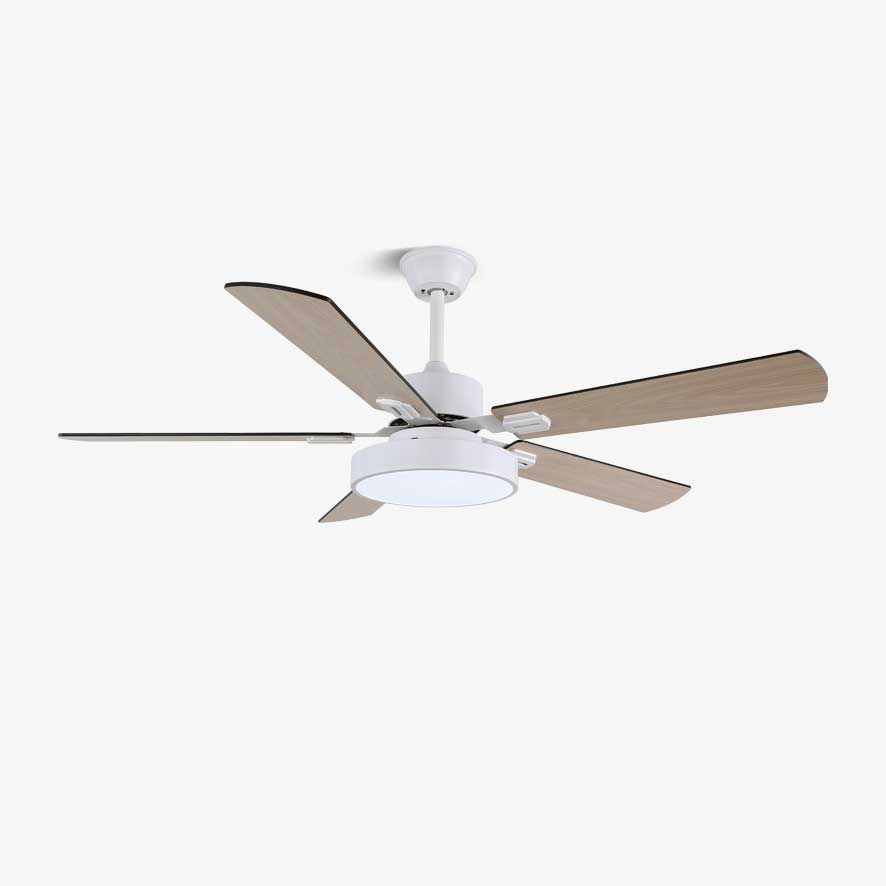 Aerilux Moderner Deckenventilator mit Holzoptik und Beleuchtung in einem zeitgenössischen Wohnraum.