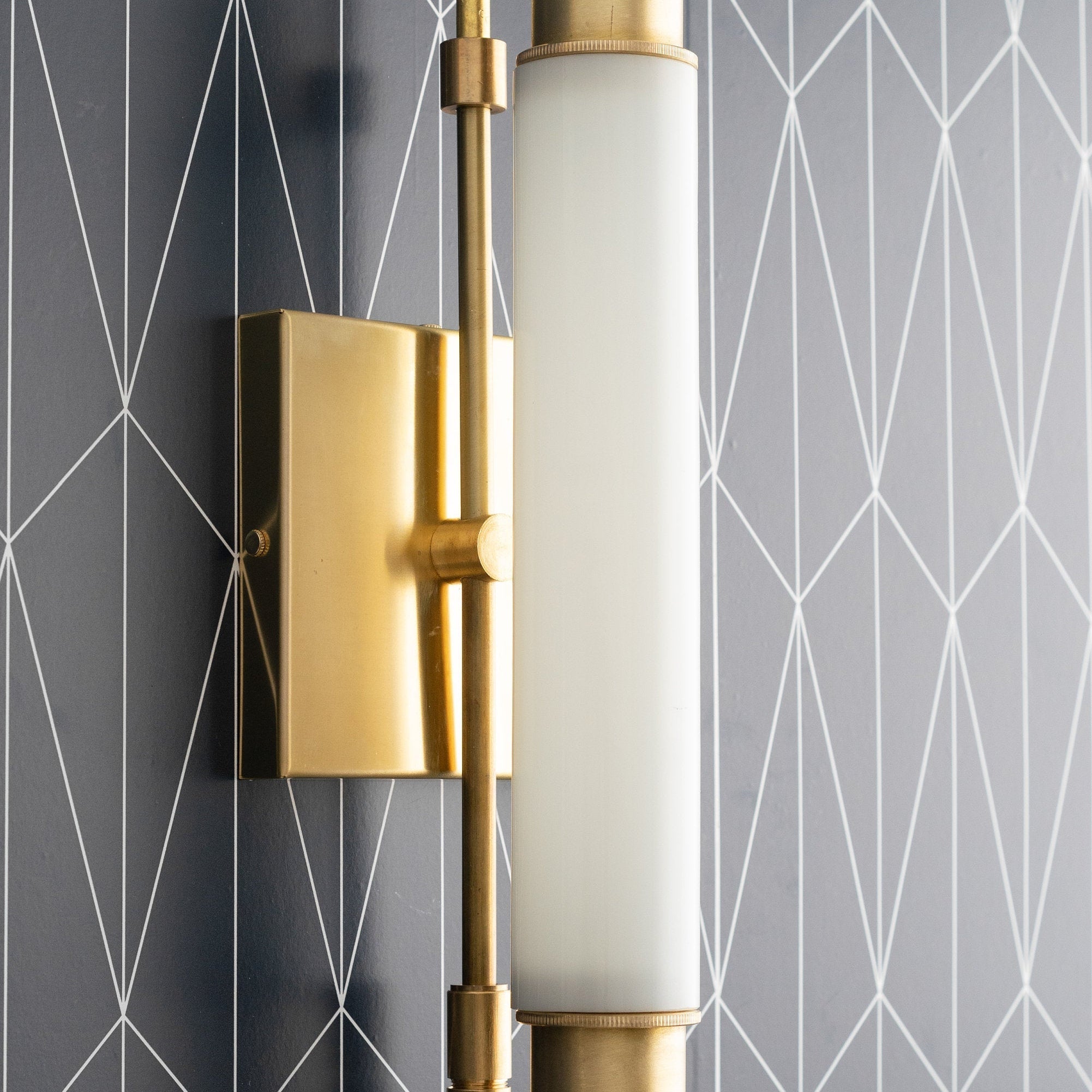 Wandleuchte in einem minimalistischen Interieur