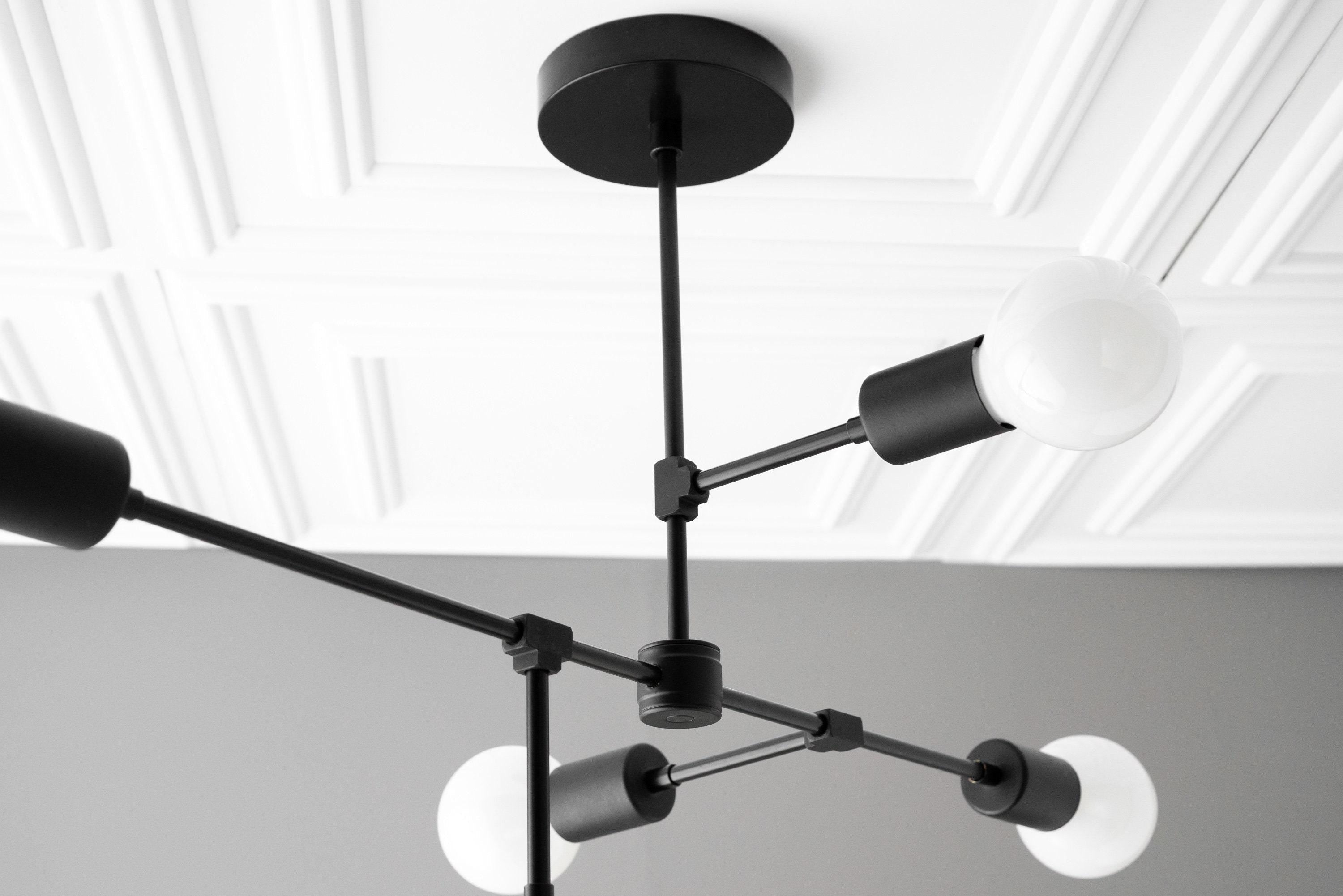 Installationsansicht des Kronleuchters an der Decke.