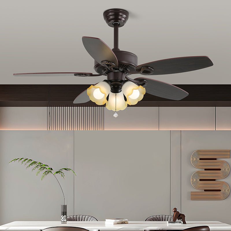 Nahaufnahme des Glasschirms am Solara Deckenventilator
