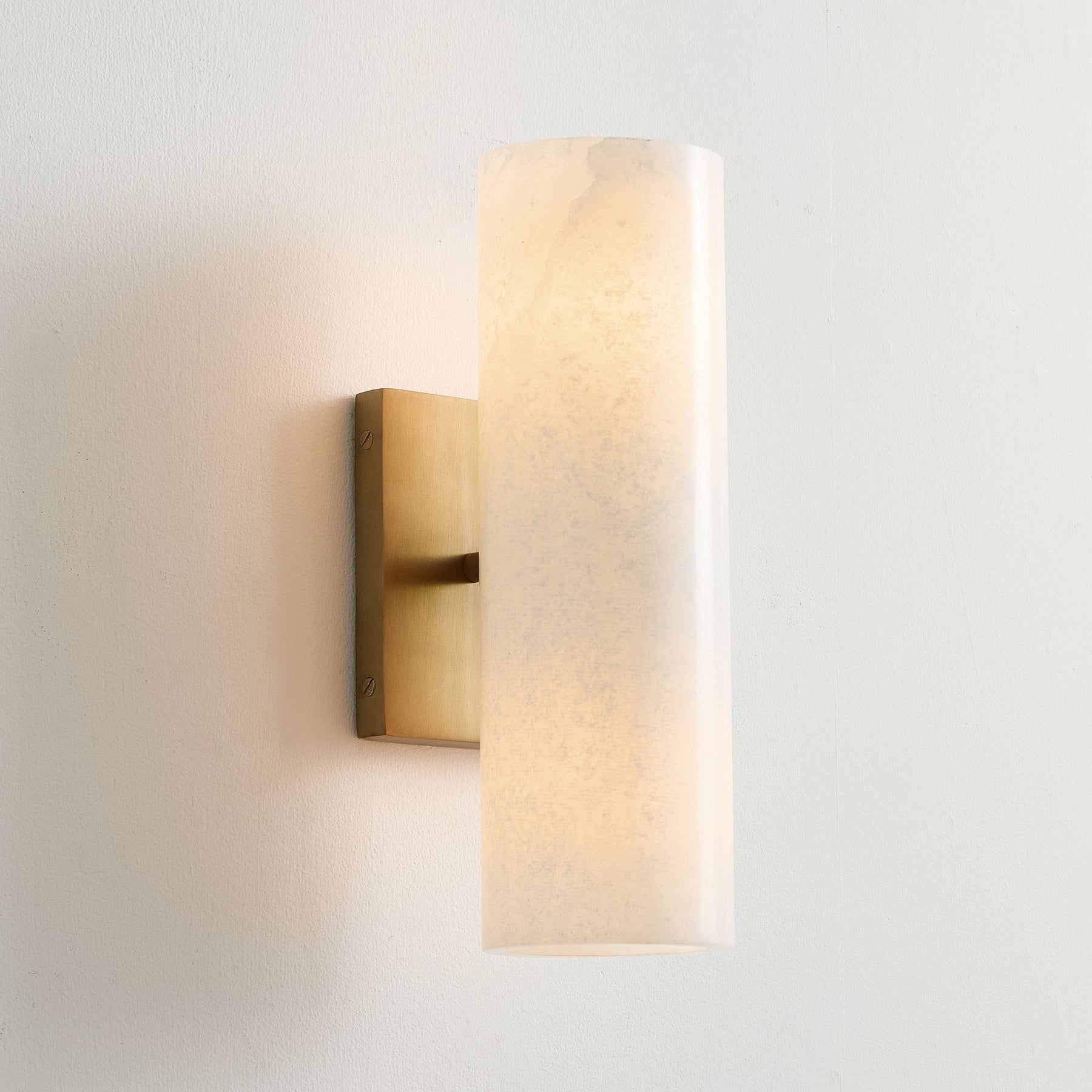 Wolvina Wandleuchte aus natürlichem Marmor mit glatten Metalldetails