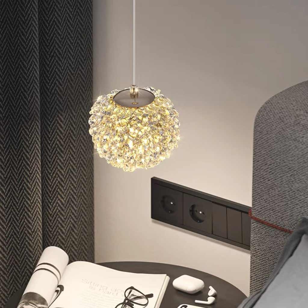 Kleine goldene Pendelleuchte mit klarer Kristallkugel und Blumenmuster