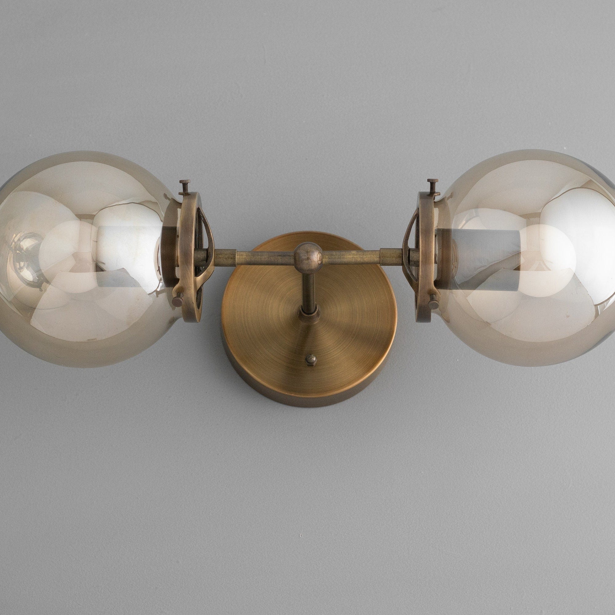 Lumio Globe im Badezimmerambiente