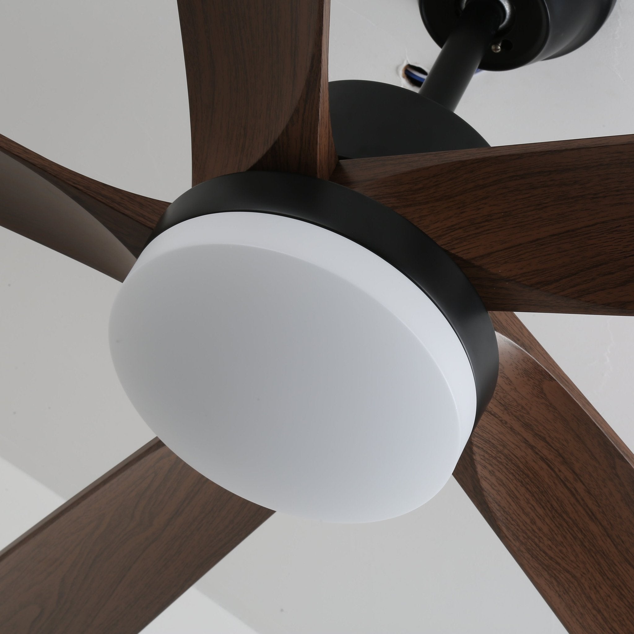 Eryndor Deckenventilator mit sich bewegenden Ventilatorflügeln