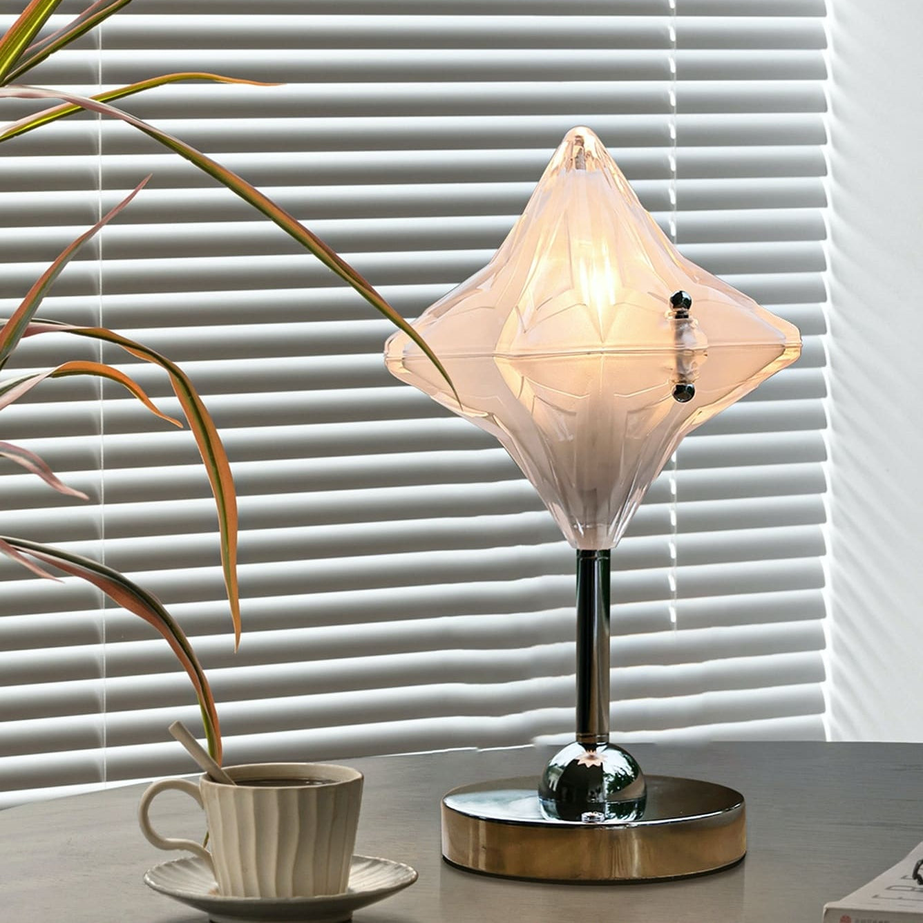 Art Deco Stern Tischlampe aus Milchglas