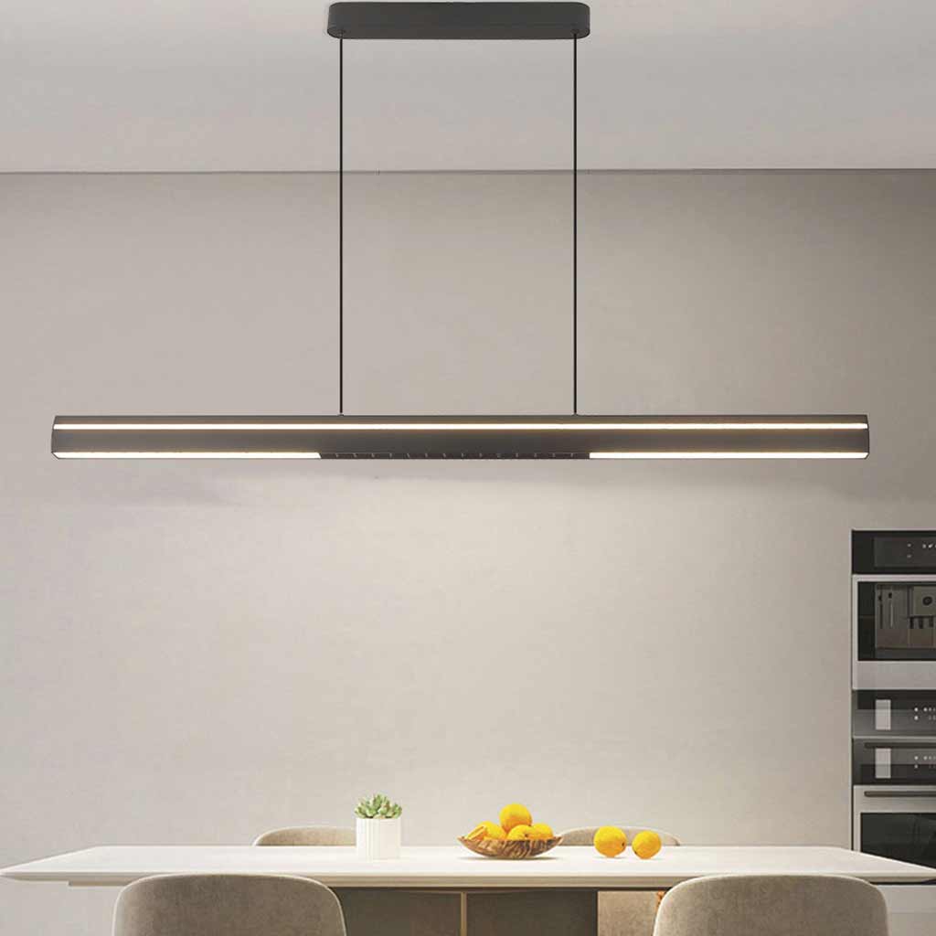 Minimalistische lineare LED-Pendelleuchte in Schwarz über einem Esstisch.