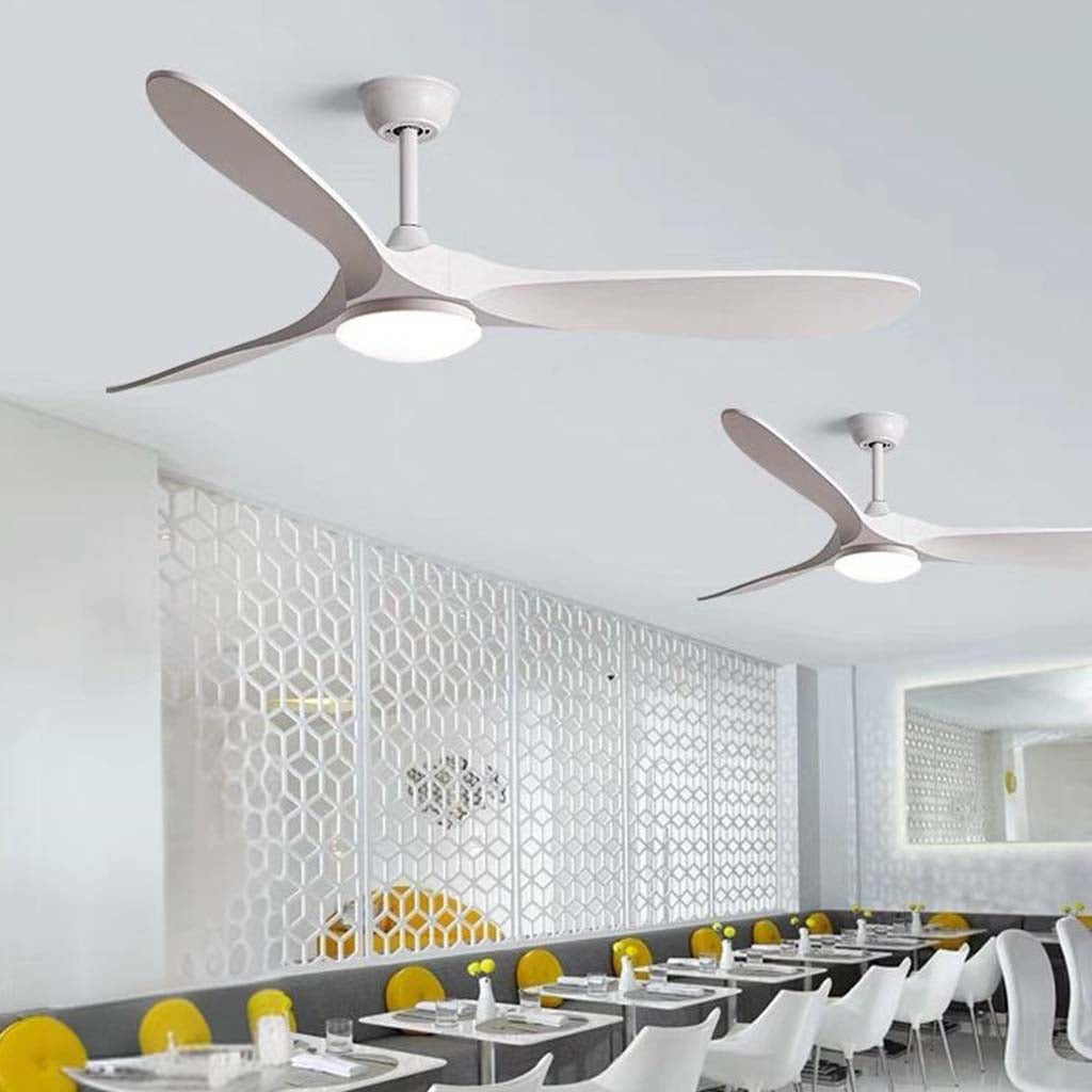 Moderner Deckenventilator mit Licht und 3 Flügeln