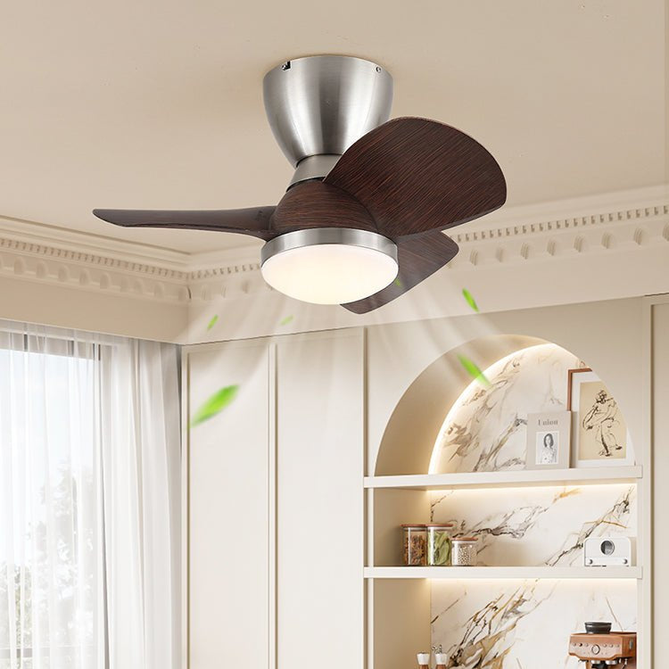 Detail der ABS-Flügel der Elora Deckenventilatorleuchte mit Walnussholzmaserung