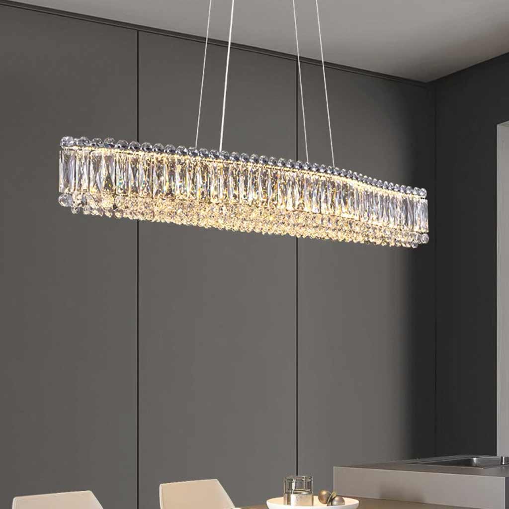 Luxuriöse Pendelleuchte mit klarem Kristallschirm und LED-Beleuchtung.