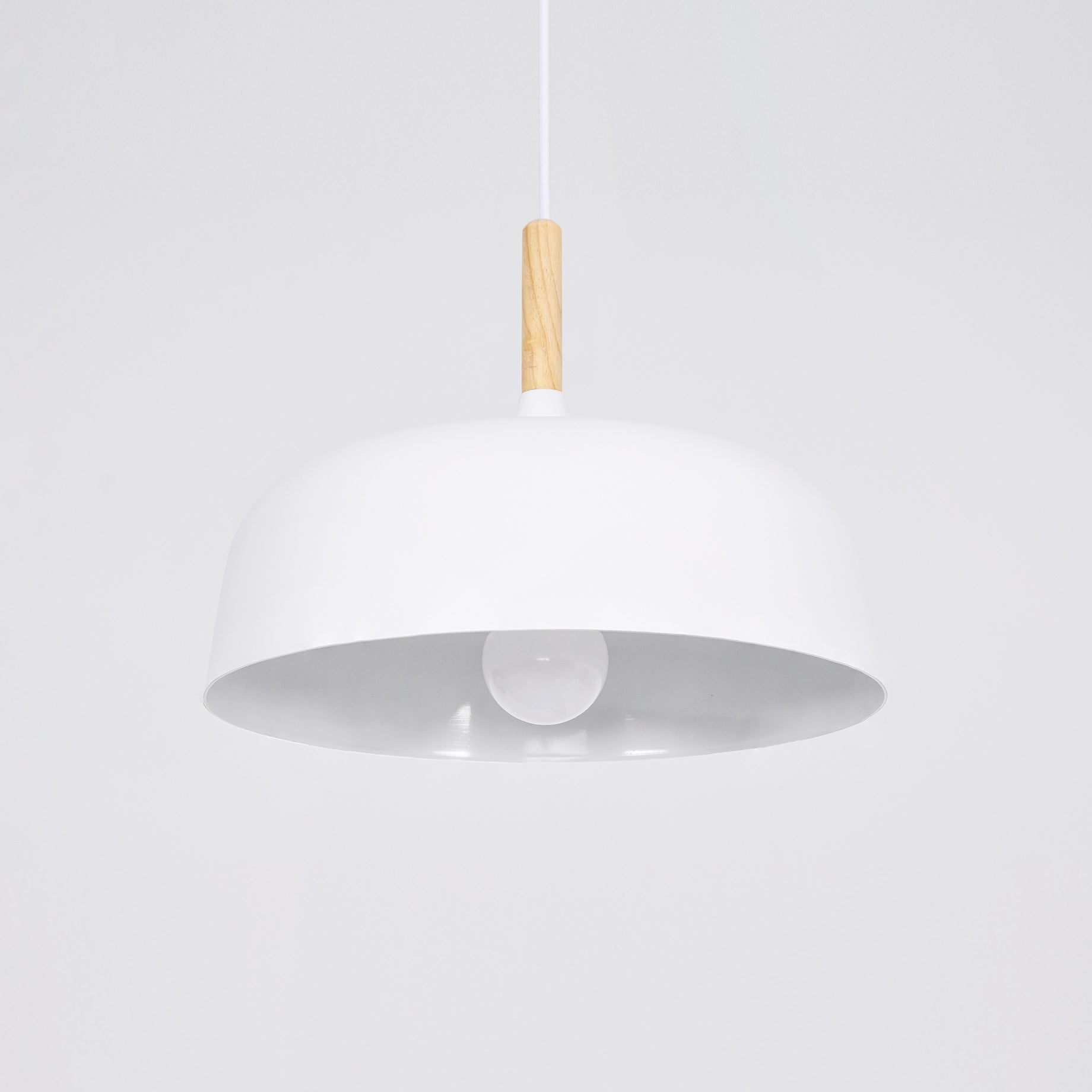 Lustra Pendelleuchte Weiß Schirm Holz-Letslighting
