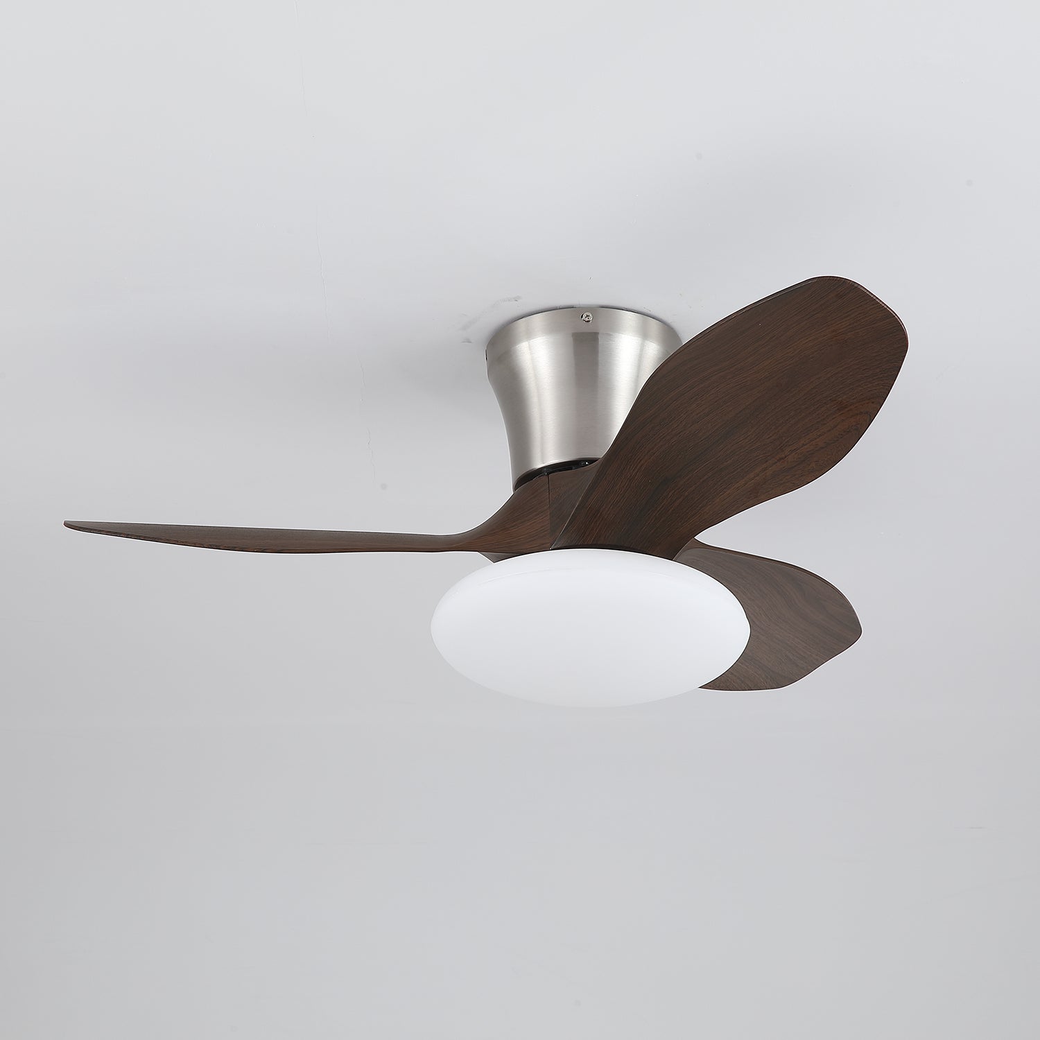 Velora Moderner Deckenventilator aus Holz mit Beleuchtung, zeigt Metallrahmen