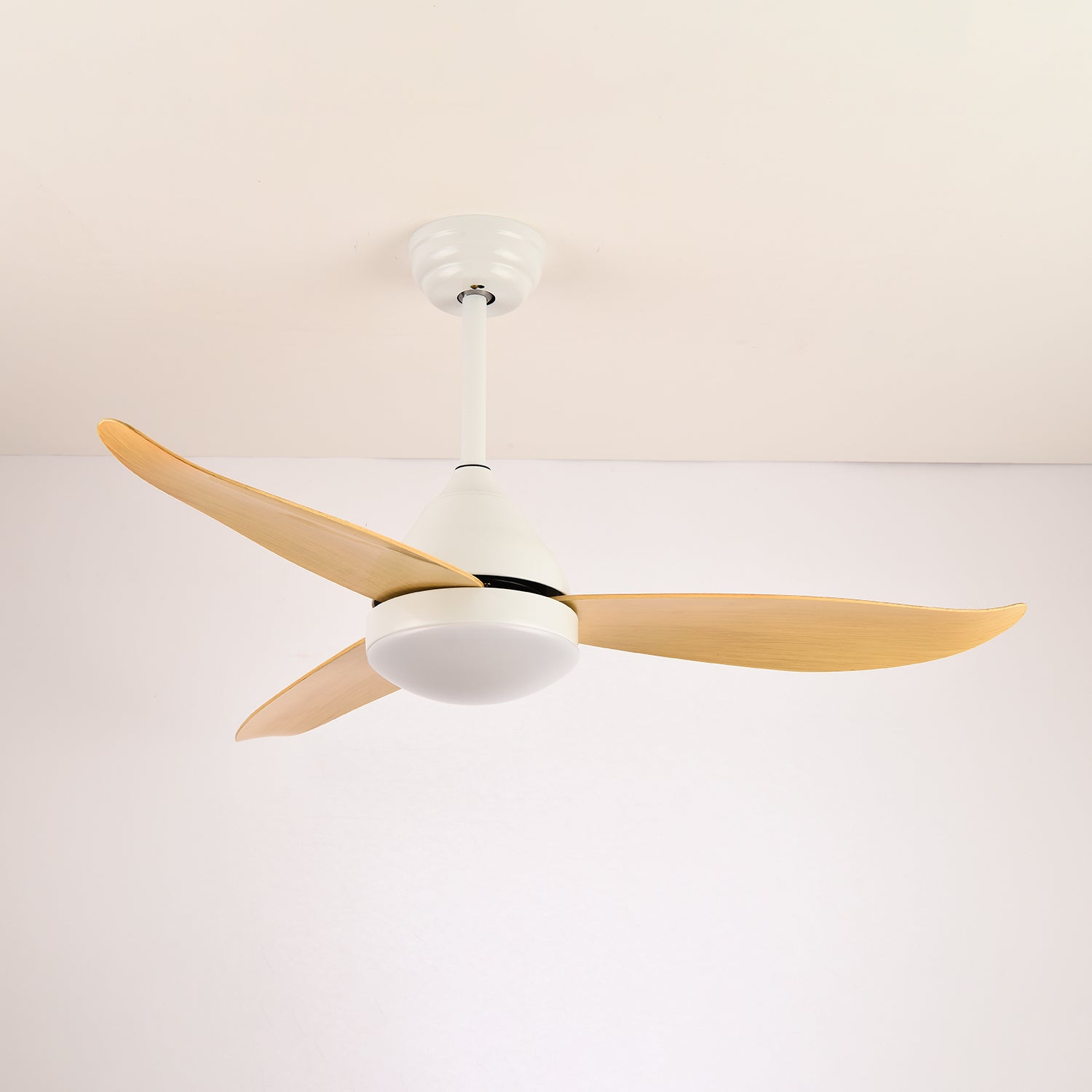 Integrierte LED-Lichtquelle des modernen Deckenventilators.