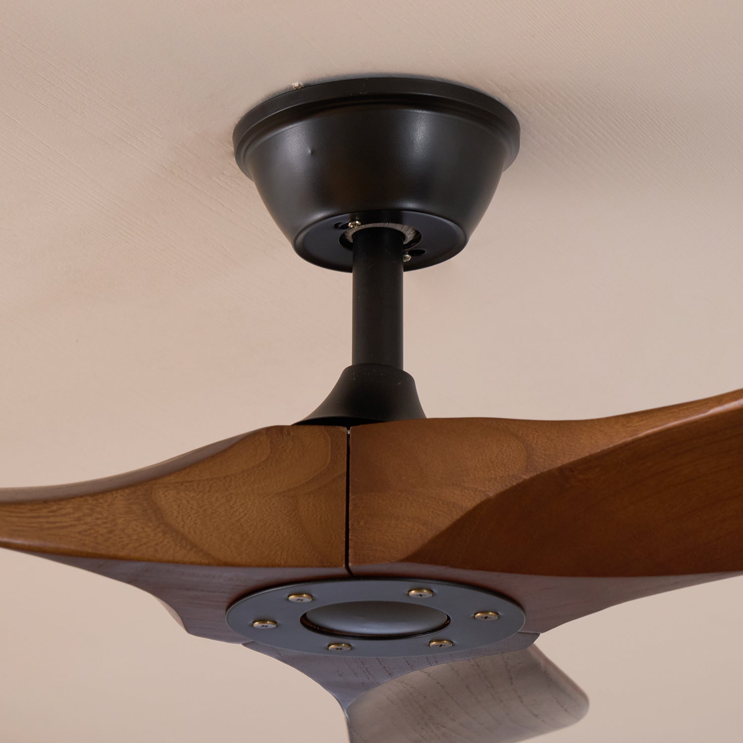 Aviona Holzdeckenventilator, ein funktionales und dekoratives Stück.