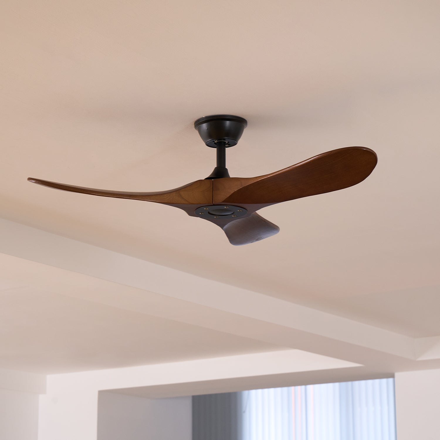 Aviona Holzdeckenventilator in einem Schlafzimmer.