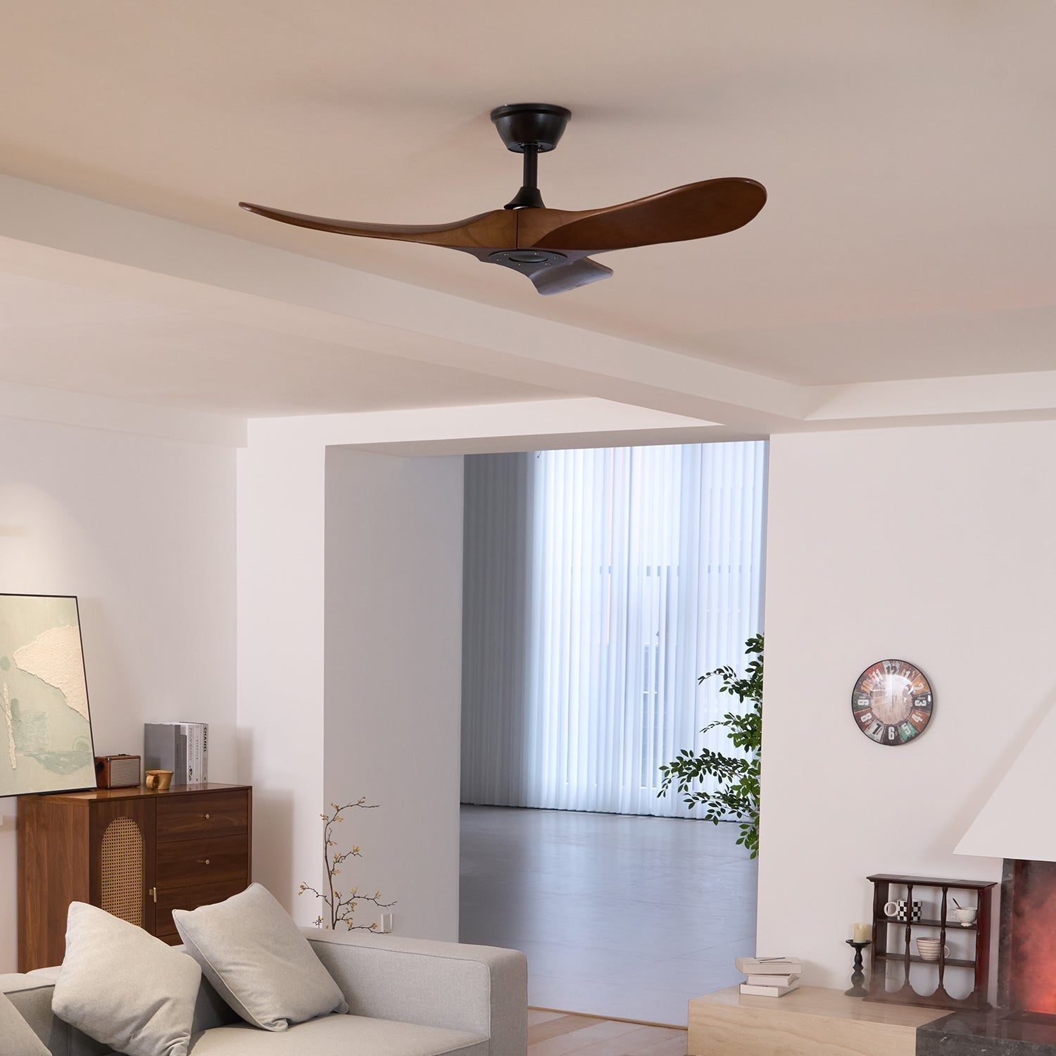 Aviona Holzdeckenventilator mit Naturholzmaserung.