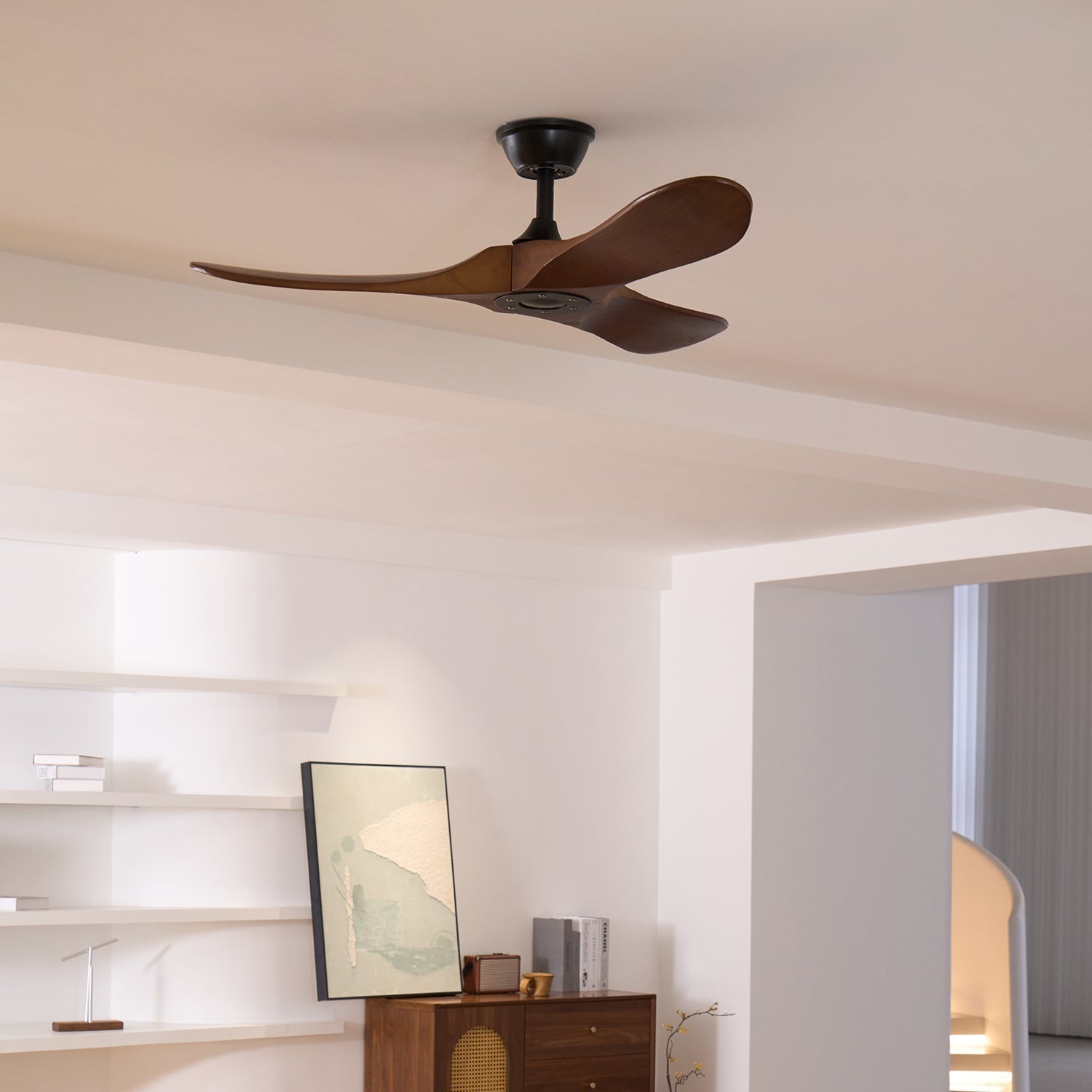 Aviona Holzdeckenventilator mit Walnussholzmaserung.