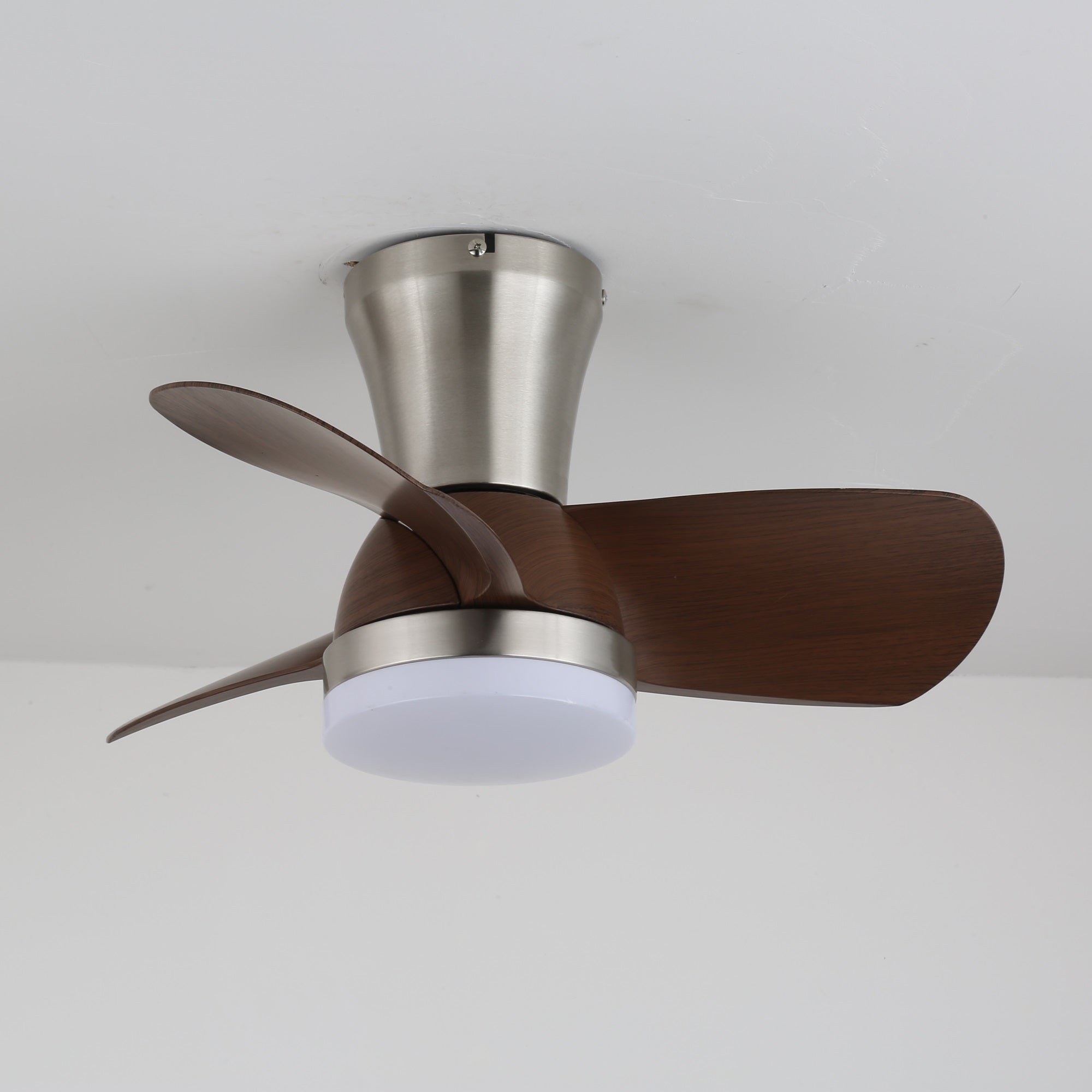 Deynor Deckenventilator mit Beleuchtung an einer Decke installiert