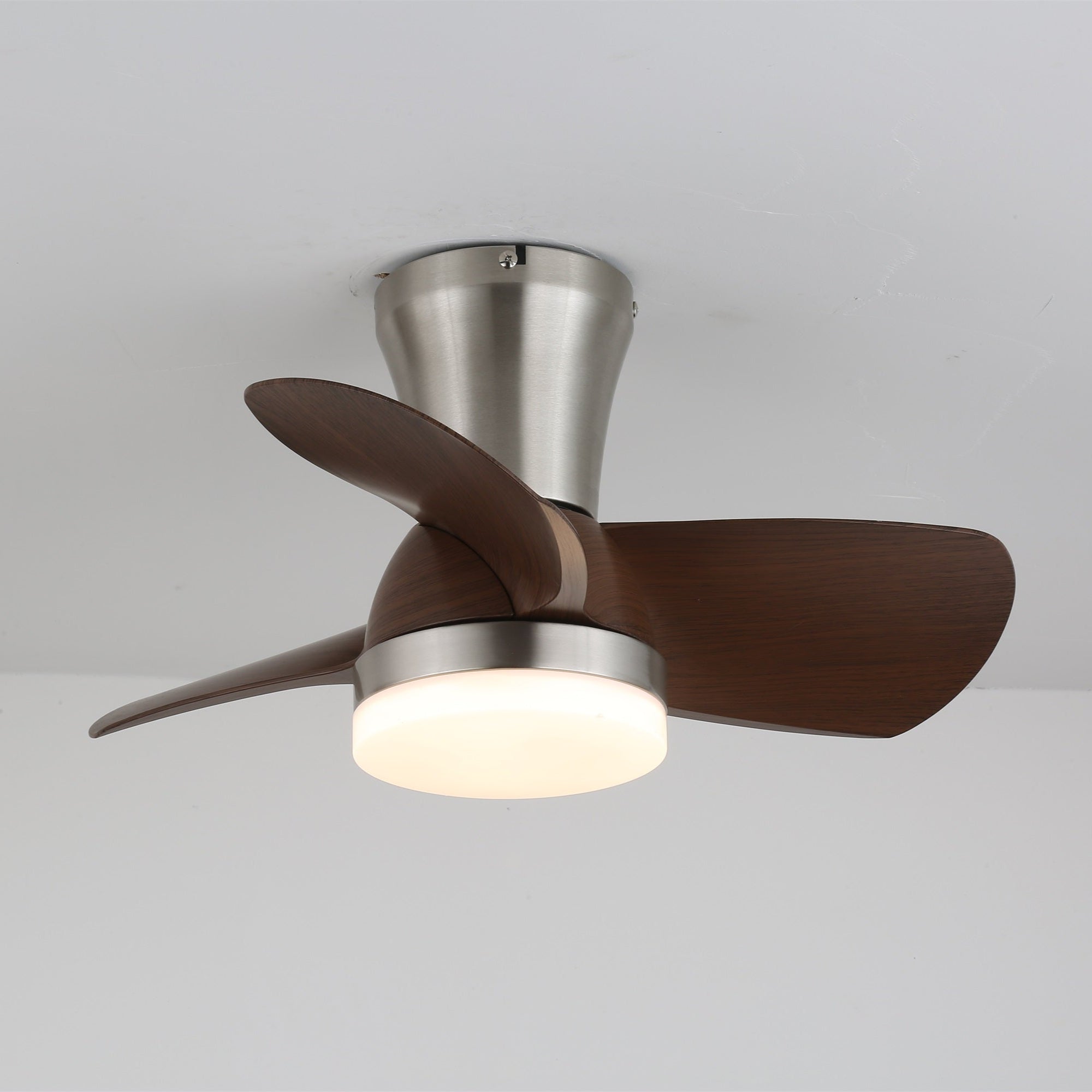 Deynor Deckenventilator mit Beleuchtung in einem modernen Wohnzimmer