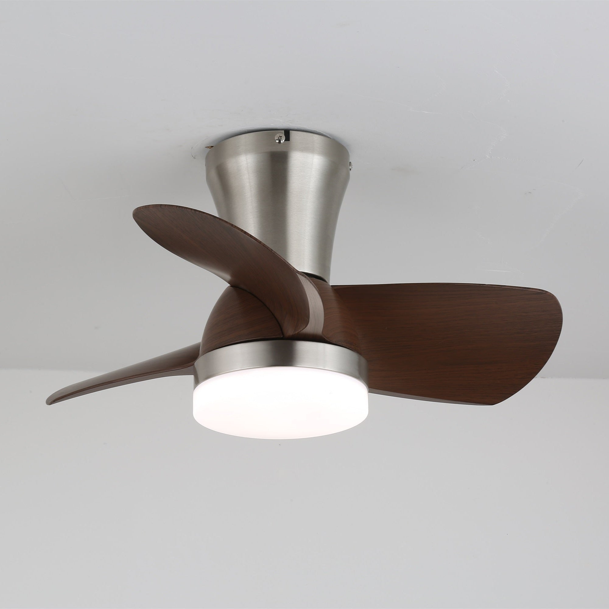 Seitenansicht des Deckenventilators mit Beleuchtung, die sein Profil zeigt