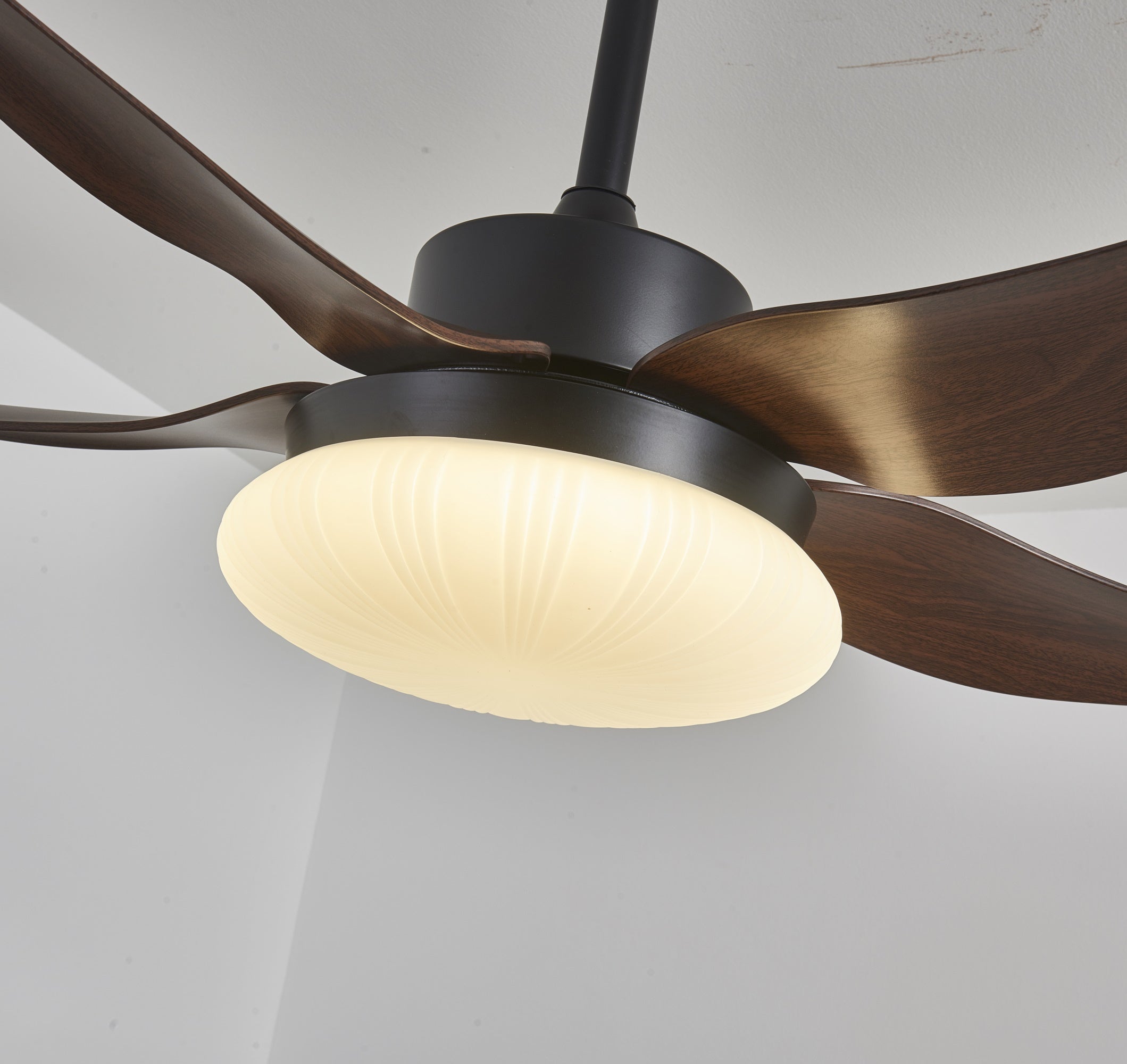 Zerith Deckenventilator mit Beleuchtung, zeigt 6-Stufen-Steuerung