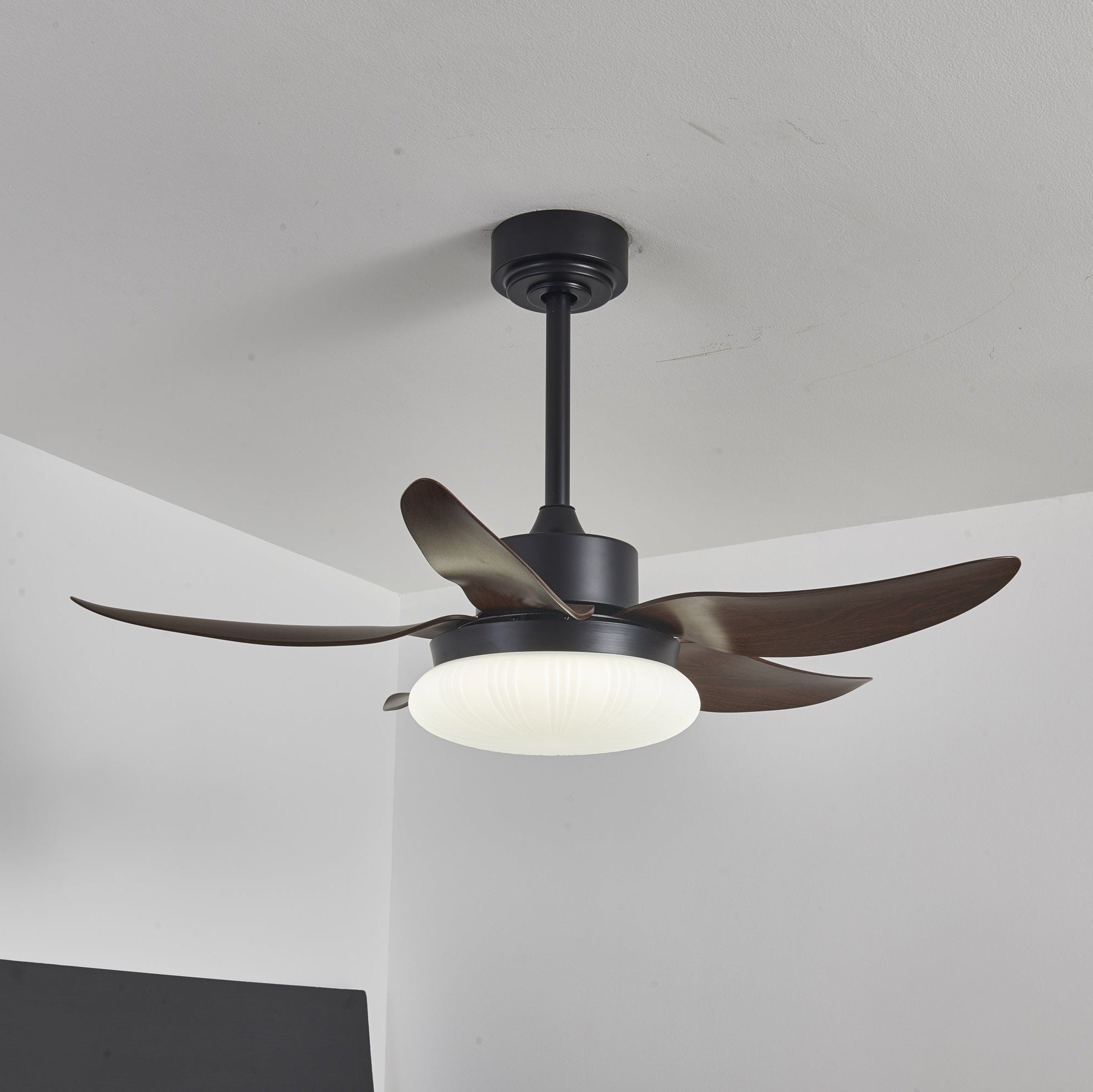 Moderner Deckenventilator mit integrierter LED, ausgeschaltet