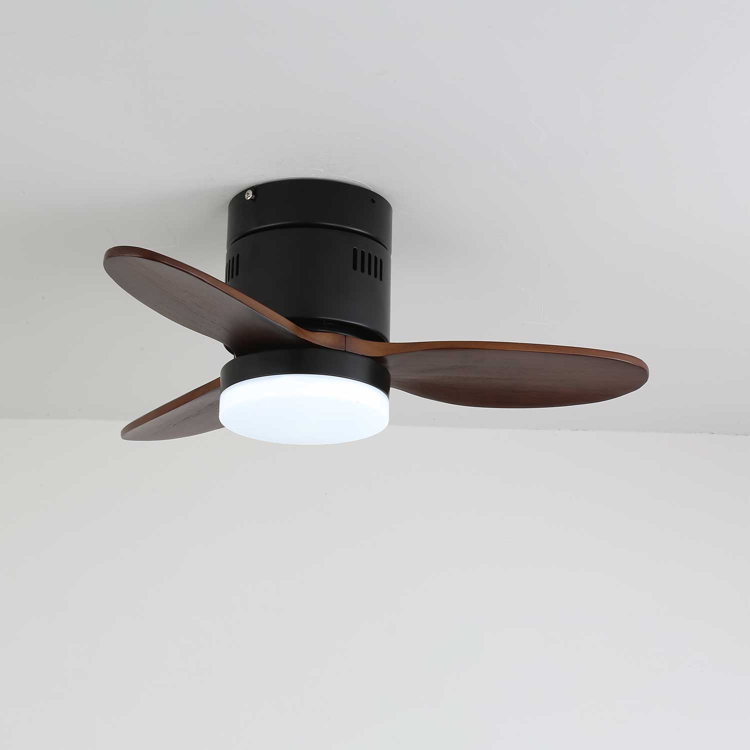 Eris Minimalistischer Holz-Deckenventilator mit Beleuchtung, der einen Essbereich aufwertet