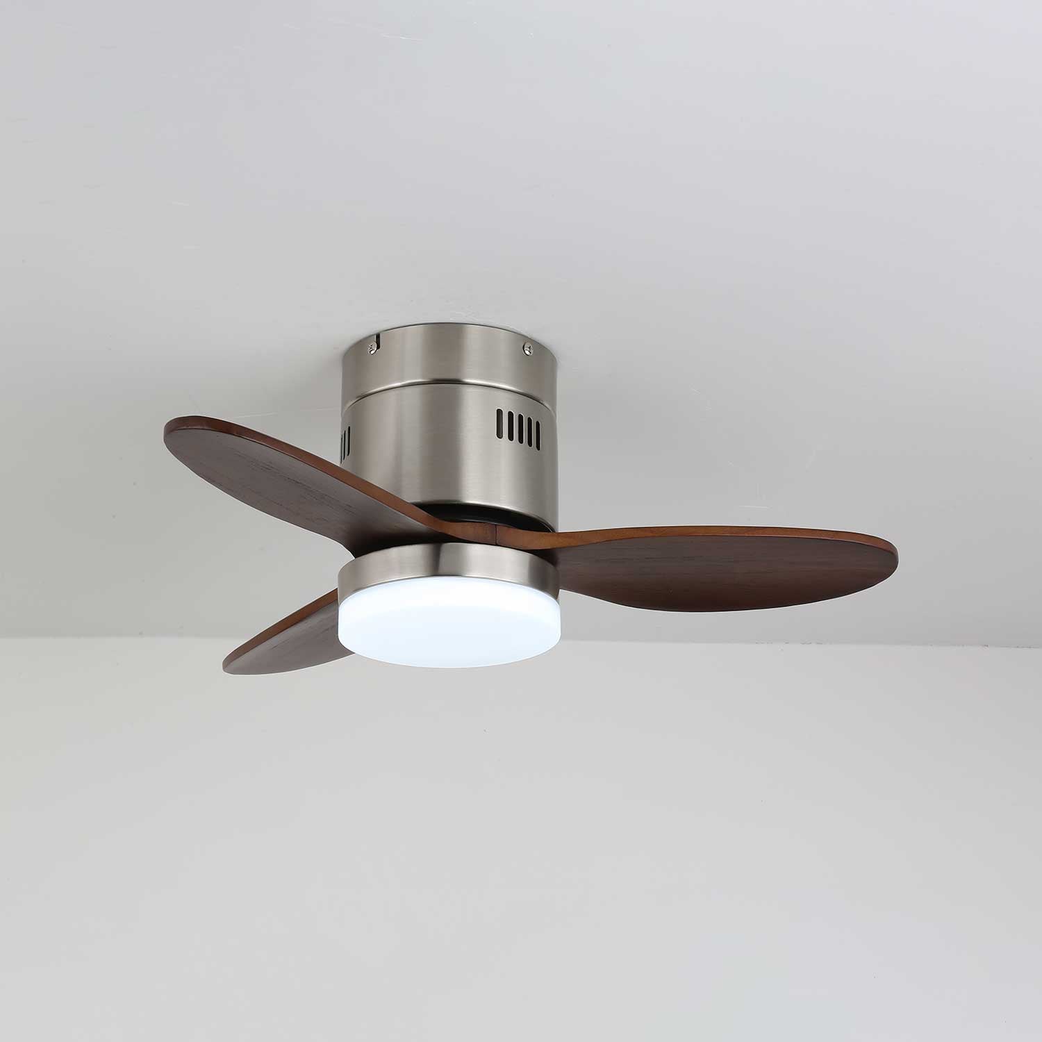 Eris Minimalistischer Holz-Deckenventilator mit Beleuchtung an einer weißen Decke installiert