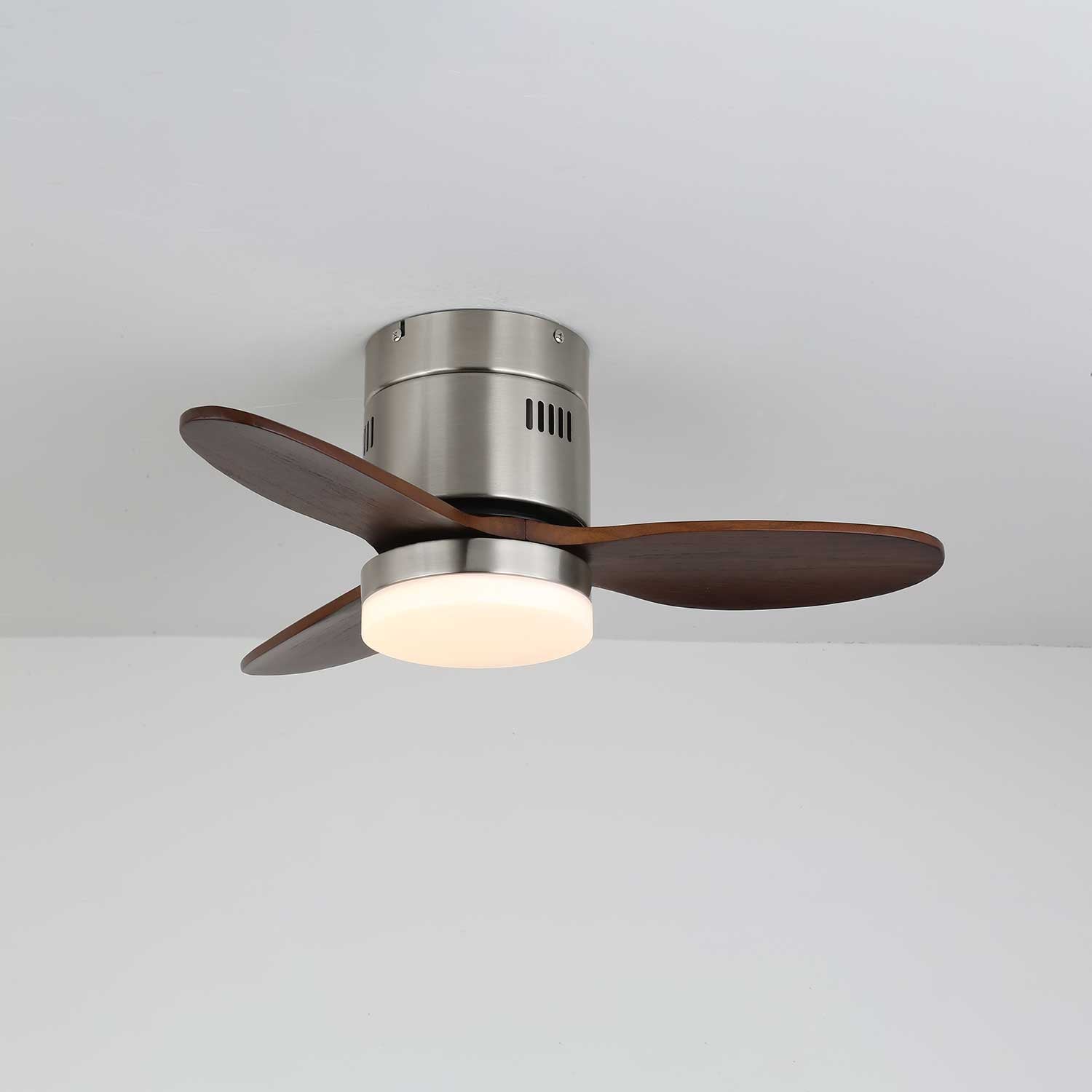 Eris Minimalistischer Holz-Deckenventilator mit Beleuchtung und sich bewegenden Ventilatorflügeln