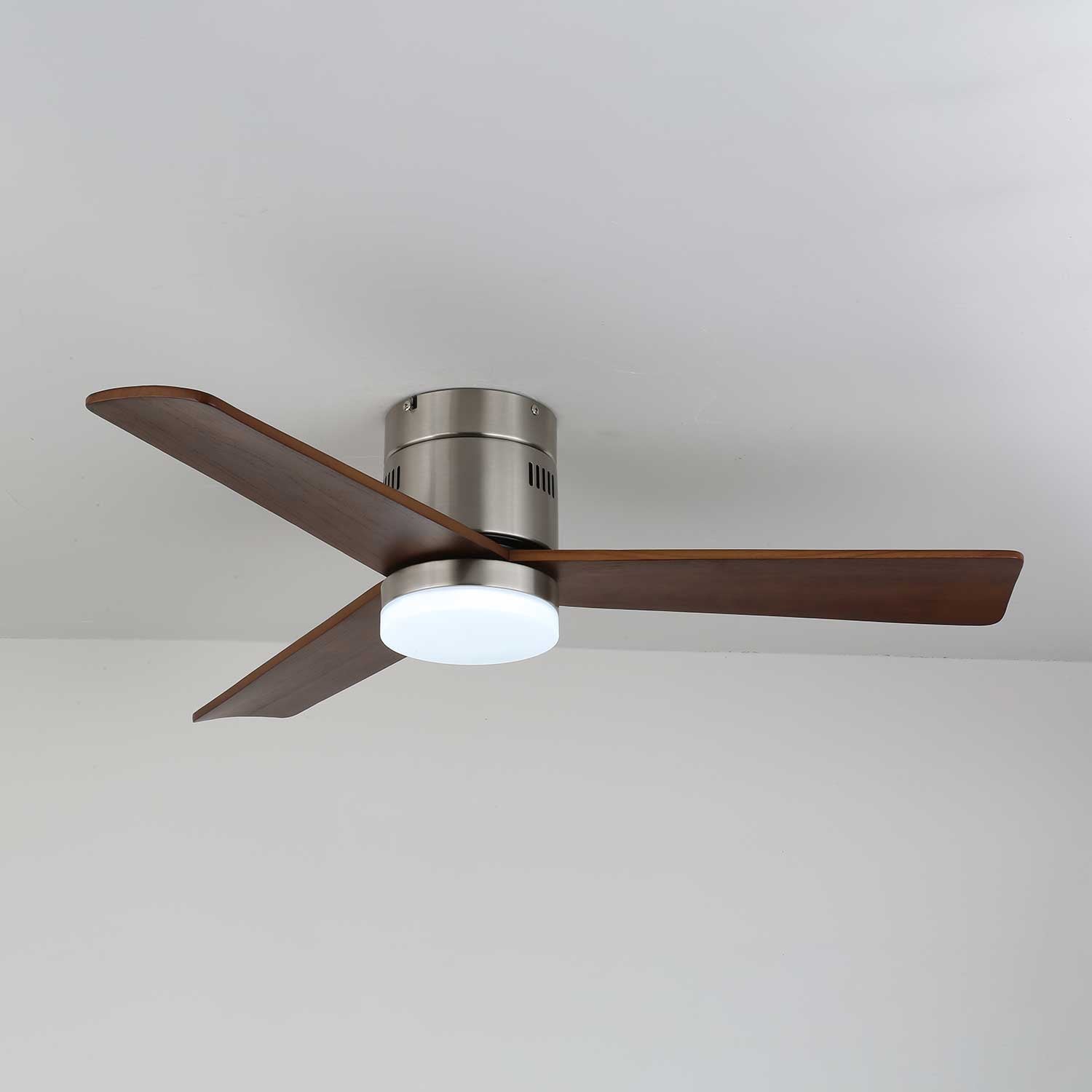 Eris Minimalistischer Holz-Deckenventilator mit Beleuchtung, der seinen Motor aus reinem Kupfer hervorhebt