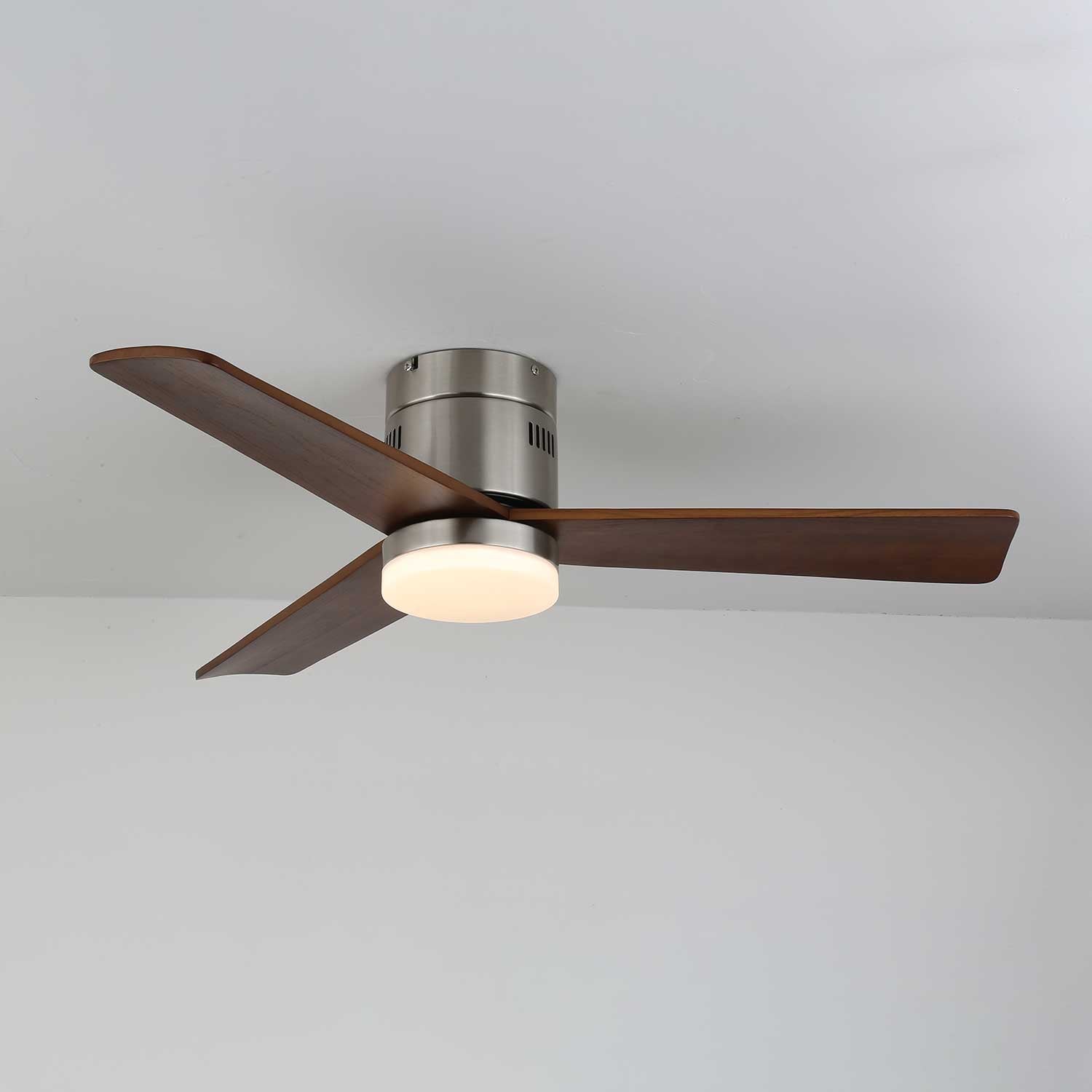 Detail der Metallrahmenkonstruktion des Eris Deckenventilators mit Beleuchtung