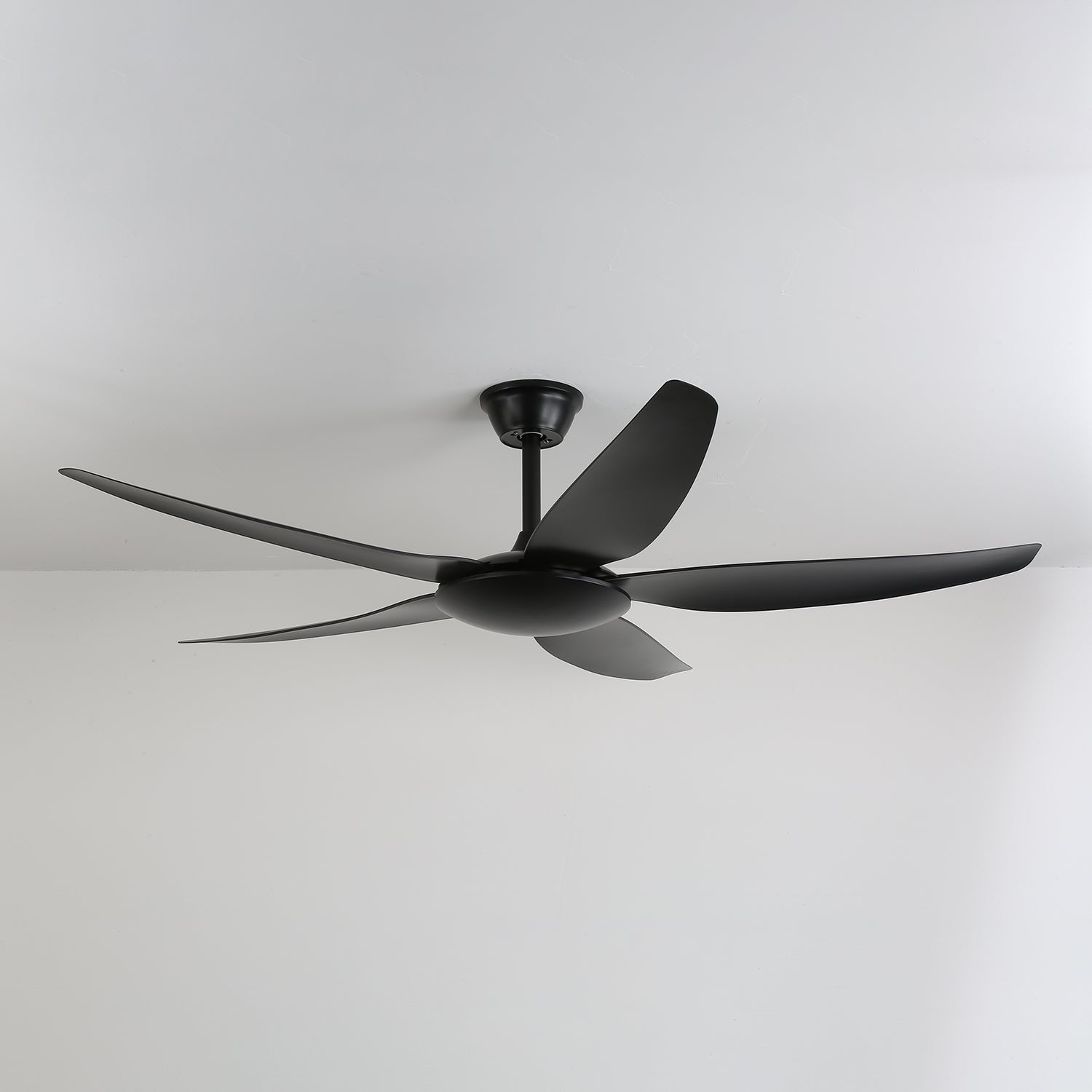 Onyxa Deckenventilatorleuchte beleuchtet einen Raum