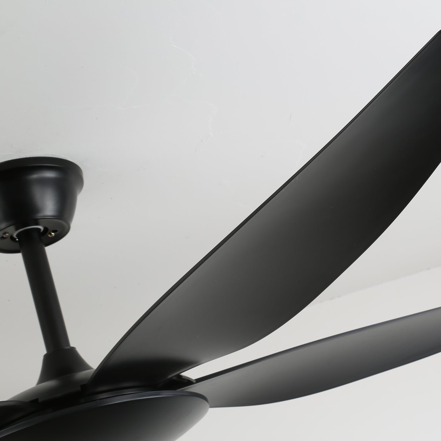 Seitenansicht der Onyxa Minimalistischen schwarzen Deckenventilatorleuchte