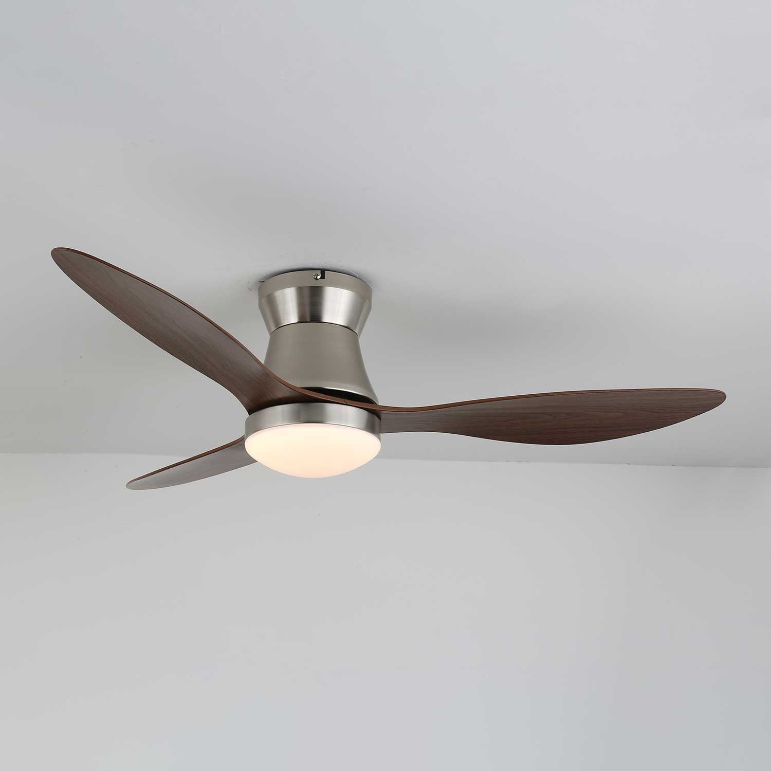 Zerath Deckenventilator mit Licht, installiert in einem modernen Wohnzimmer