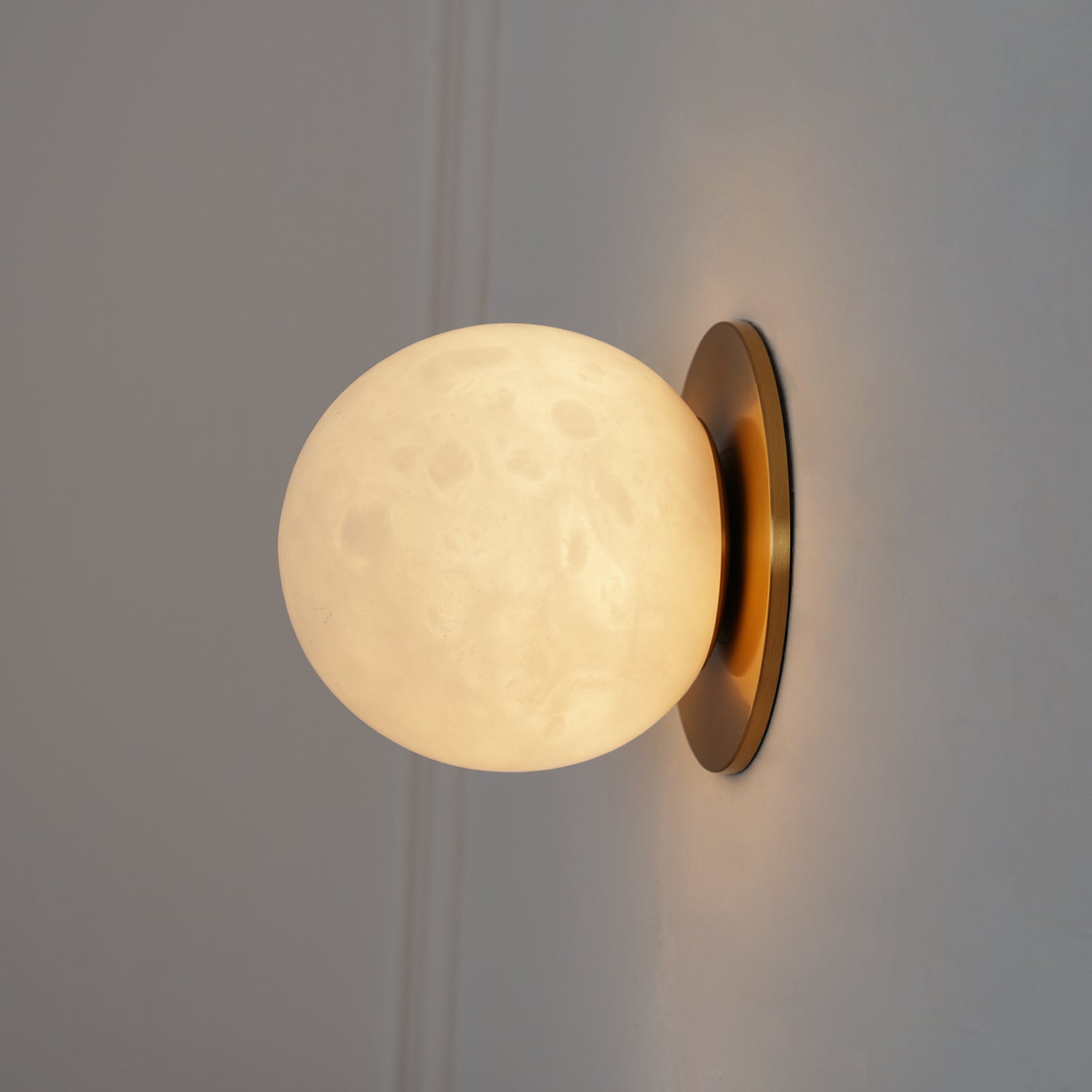 Lynq Mini-Kugel-Alabaster-Wandleuchte