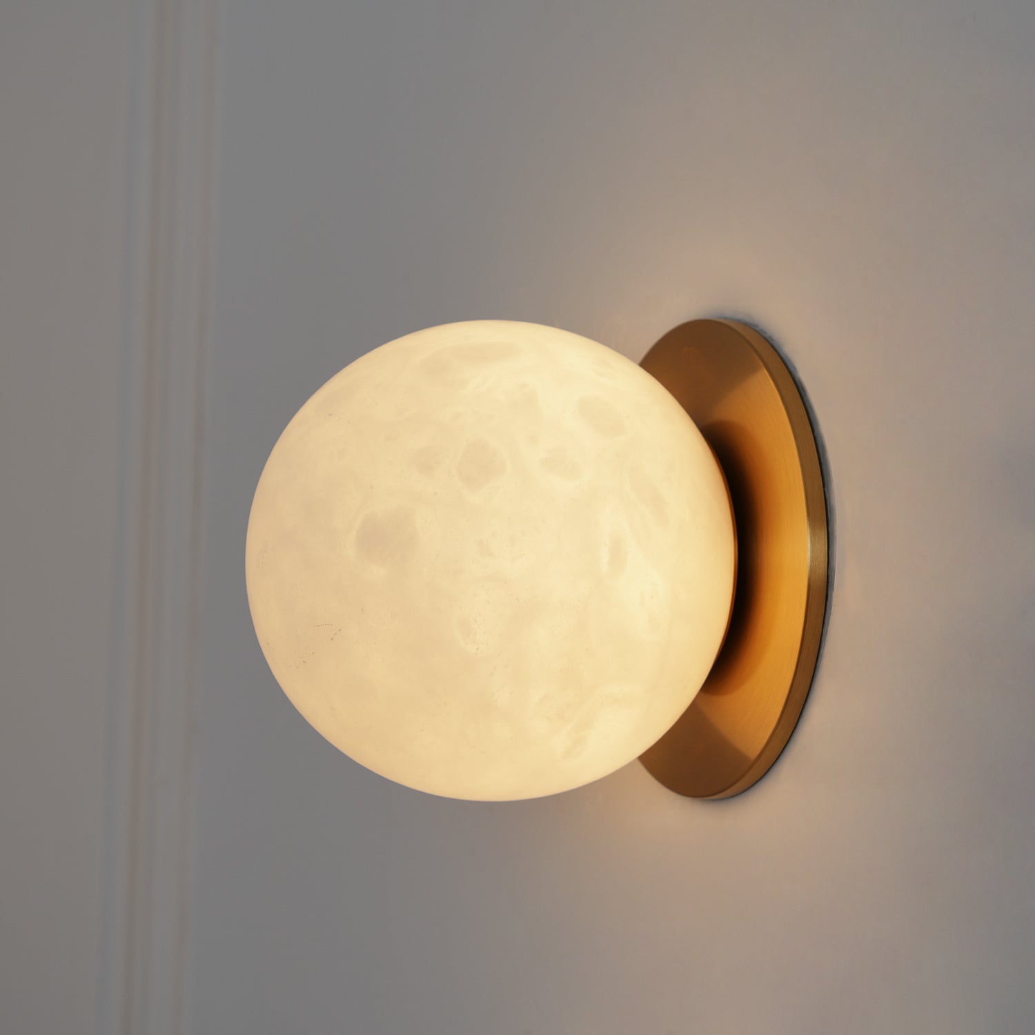 Lynq Mini-Kugel-Alabaster-Wandleuchte